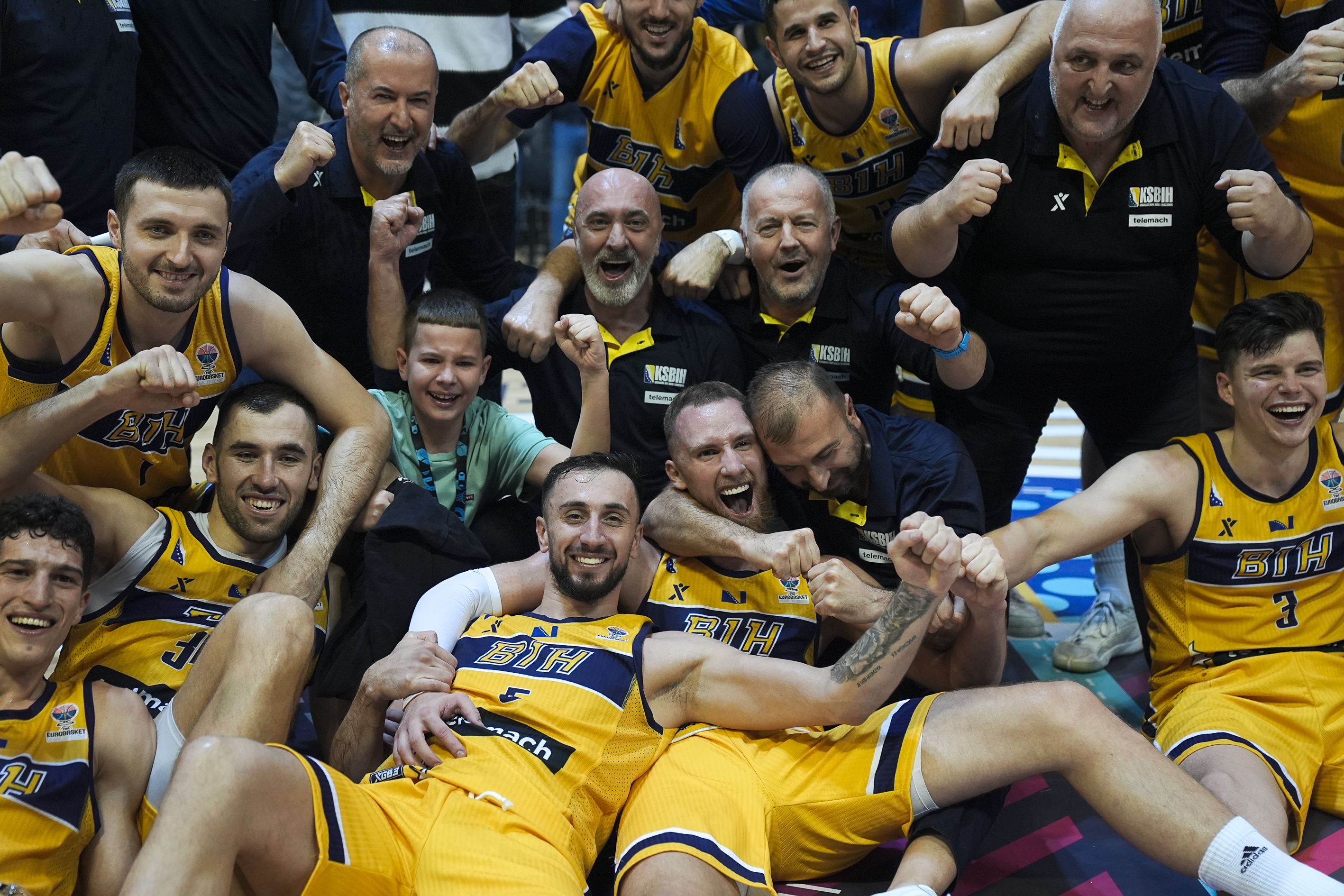 Košarkaši BiH u prepunoj "Skenderiji" pobijedili Hrvatsku i "otvorili vrata" Eurobasketa