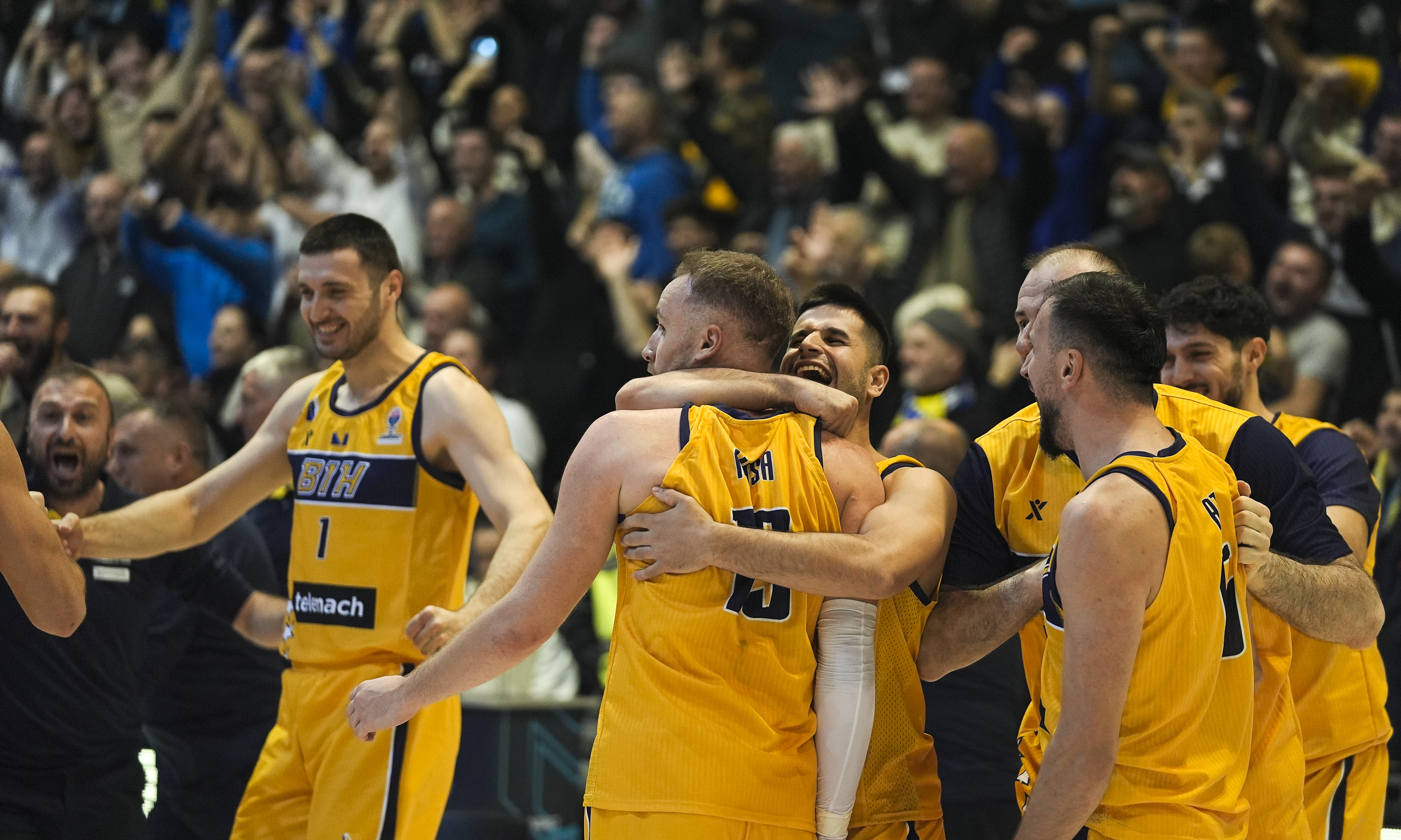 Košarkaši BiH u prepunoj "Skenderiji" pobijedili Hrvatsku i "otvorili vrata" Eurobasketa