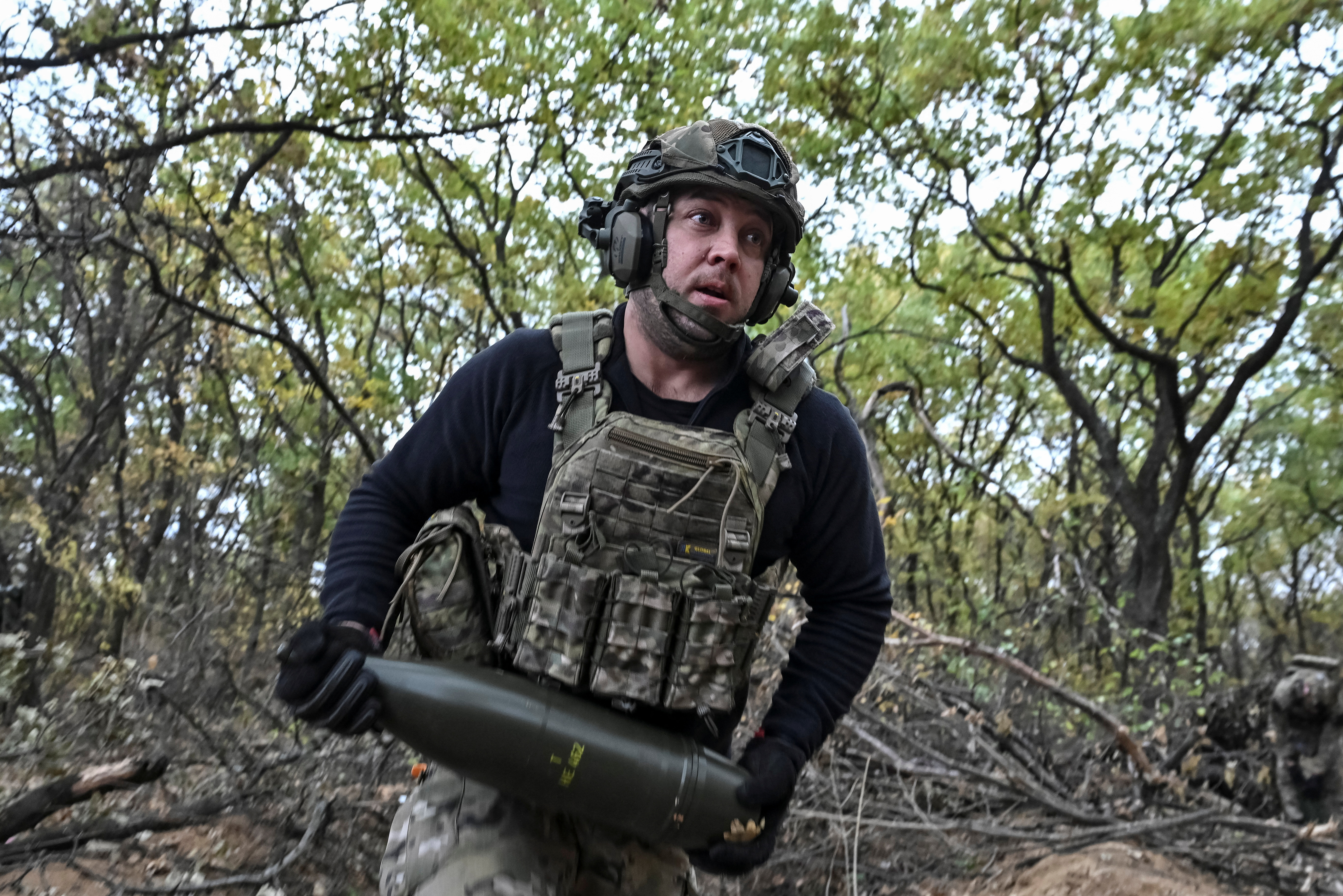 Ukrainian service members from the special police unit fire a howitzer D30 towards Russian troops near the frontline city of Toretsk