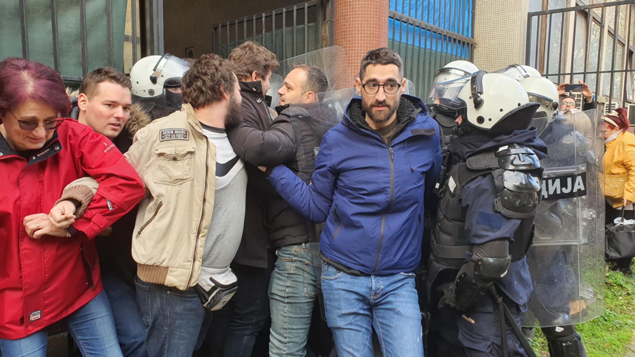 Nova blokada suda i tužilaštva u Novom Sadu: Sukobili se Žandarmerija i opozicioni poslanici i odbornici