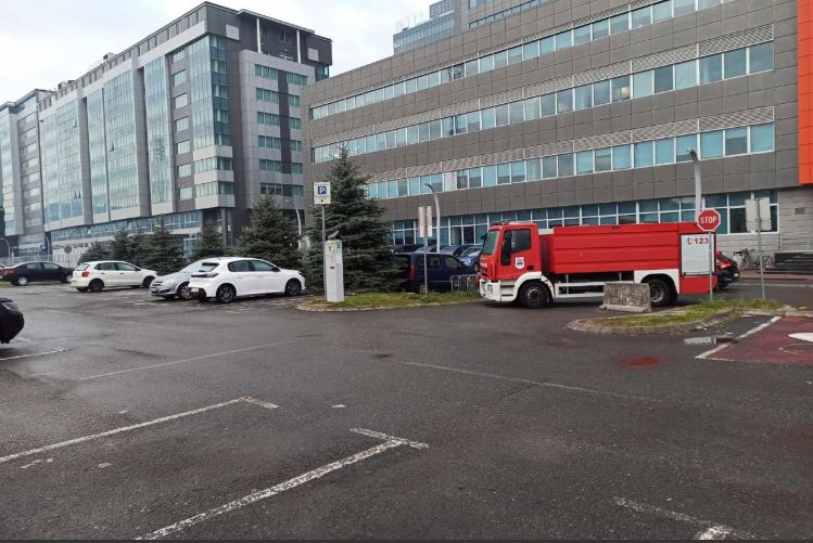 vatrogasna kola blokiraj uulaz na parking BL kod Vlade RS