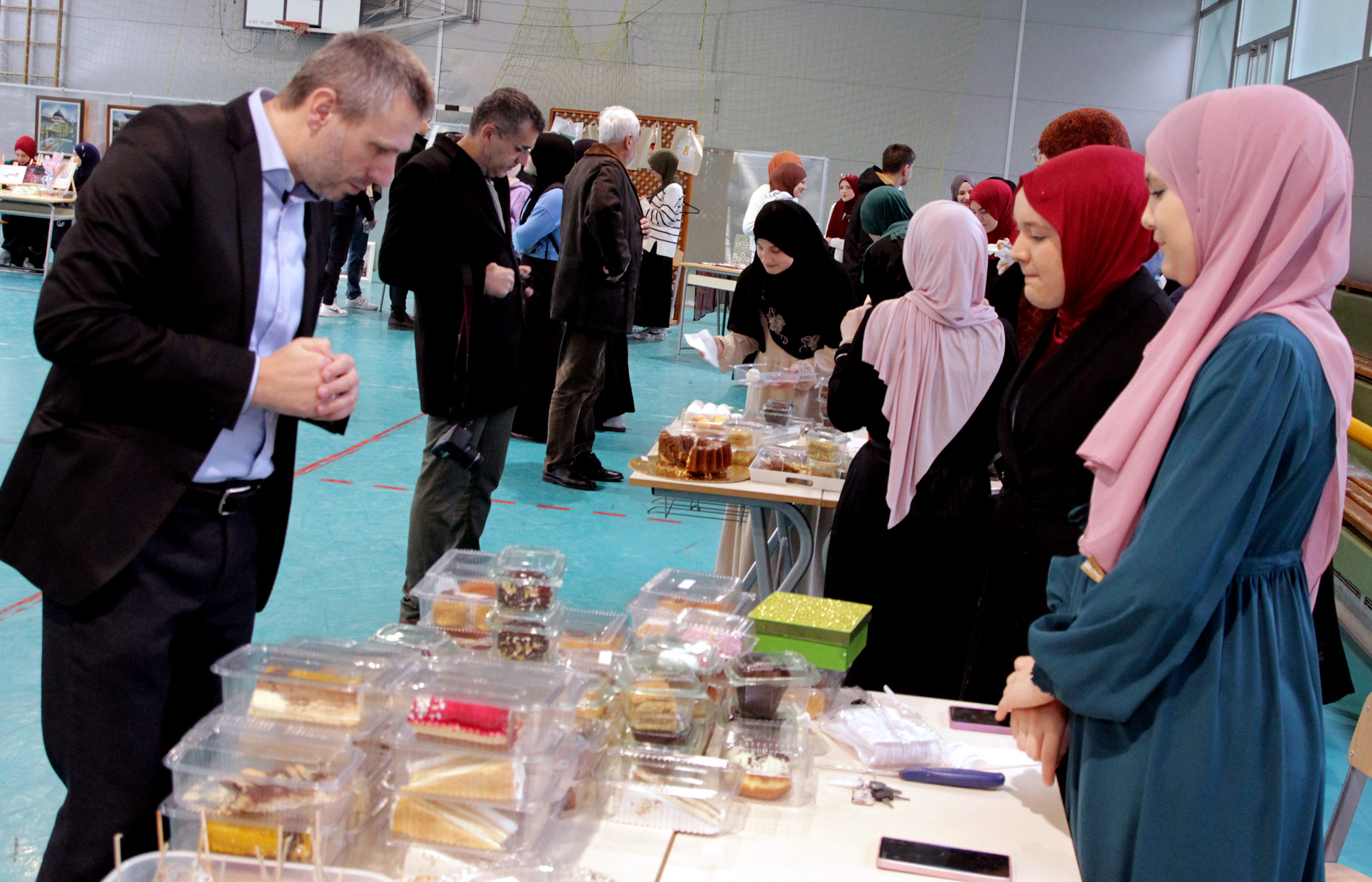 BiH: Održan humanitarni bazar za Palestinu u Behram-begovoj medresi u Tuzli