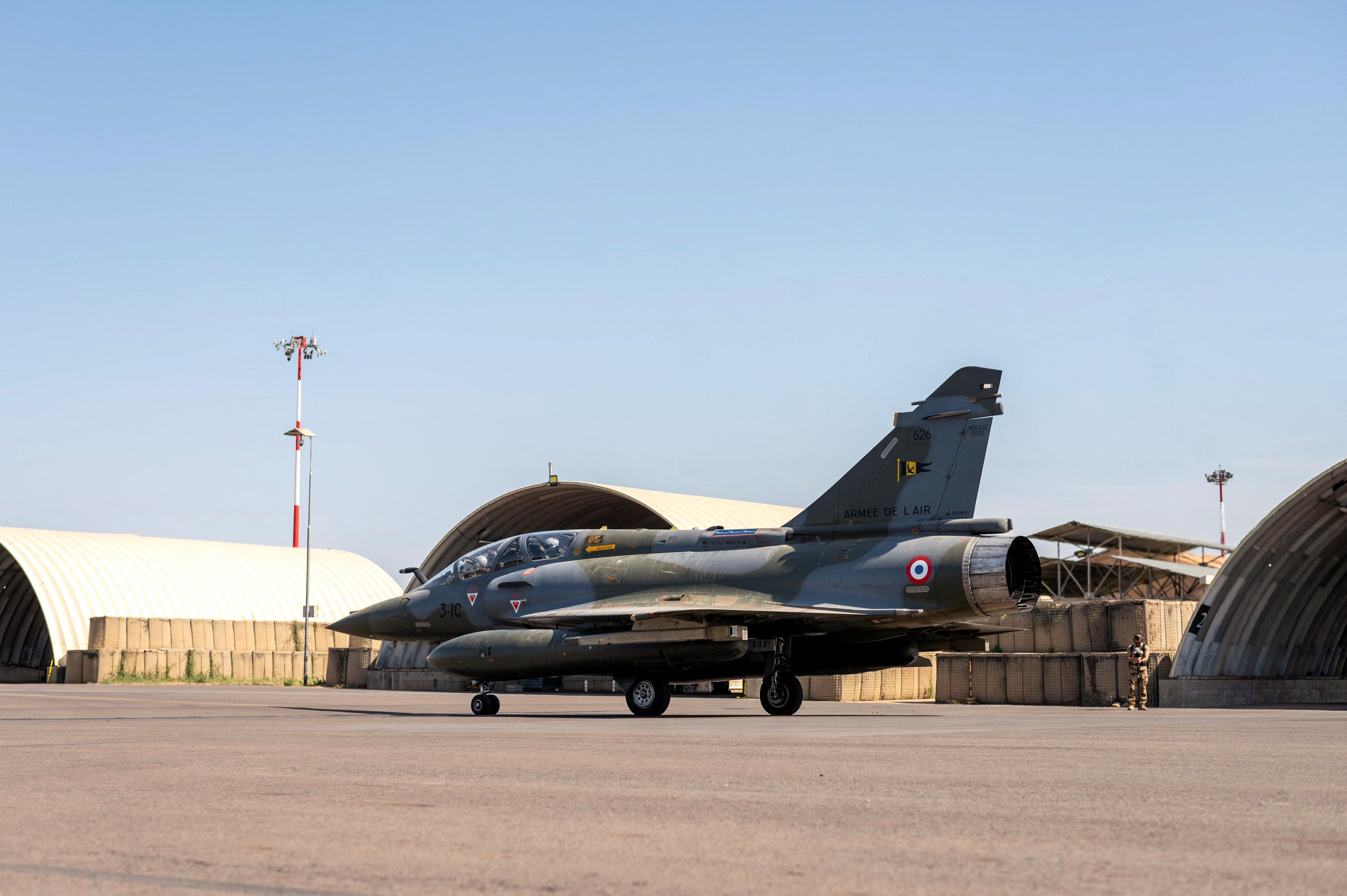 Francuski borbeni avion se sprema za poletanje, dok Francuska počinje povlačenje svoje vojske iz Čada, u Ndžameni