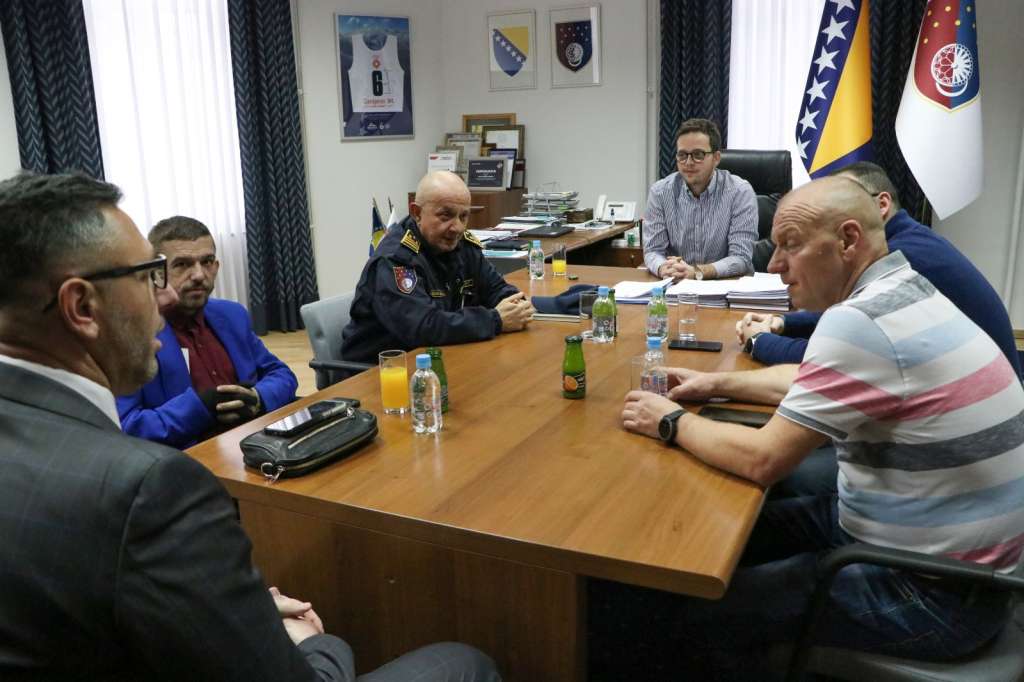 l_ed3705a2e2544a092f2a159346899d2e