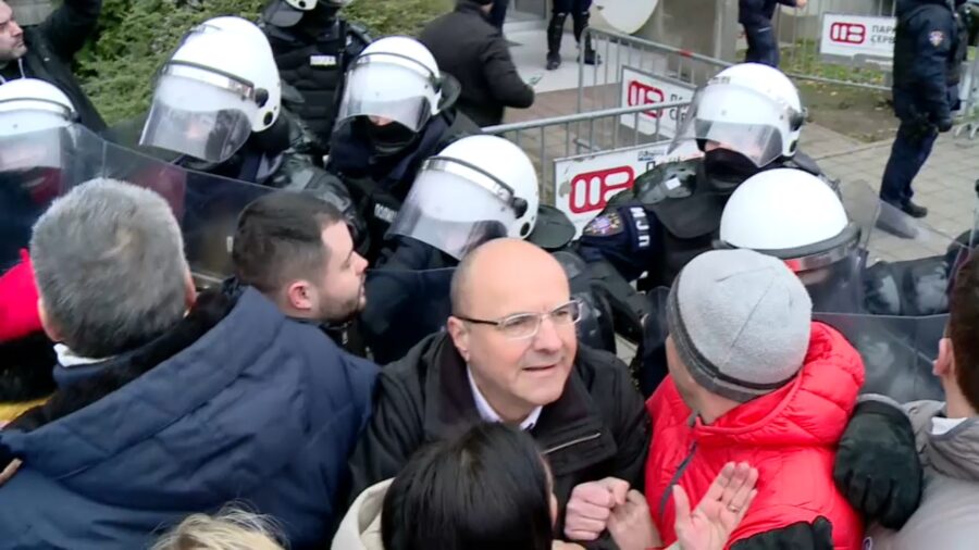 1733986873-opozicija_koskanje_ispred_PU_U_Novom_Sadu-900x506