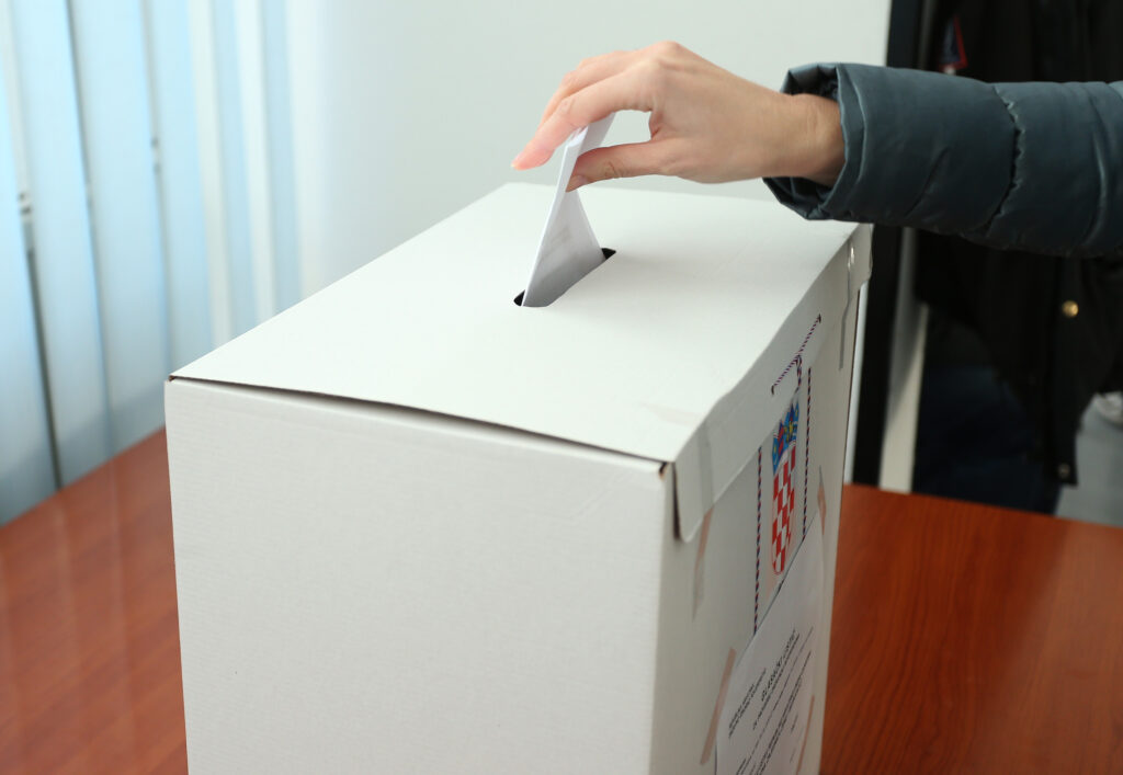 Na dananji dan 2013. odran je referendum o ustavnoj definiciji braka na kojem je 66 posto bira?a glasovalo "ZA"