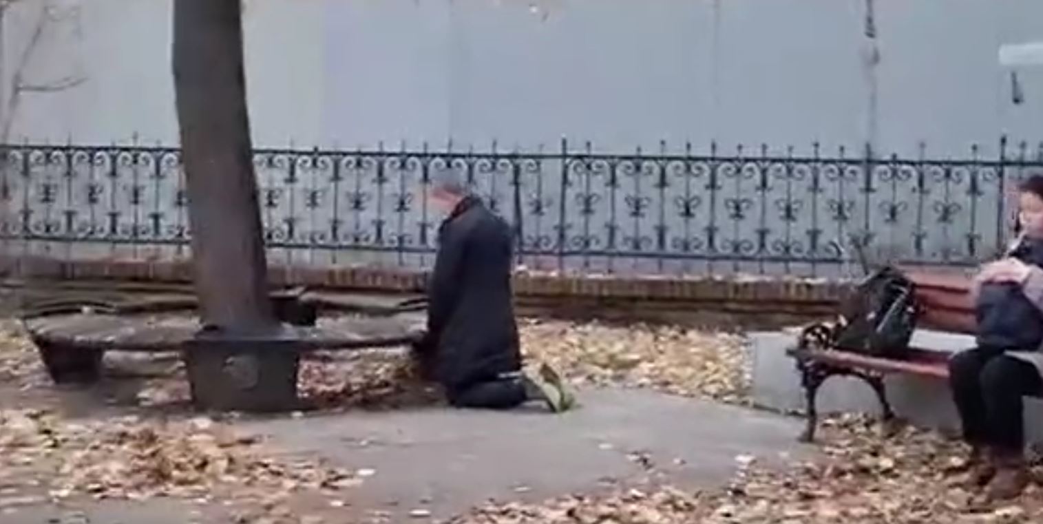 Direktor Jovina gimnazija kleči