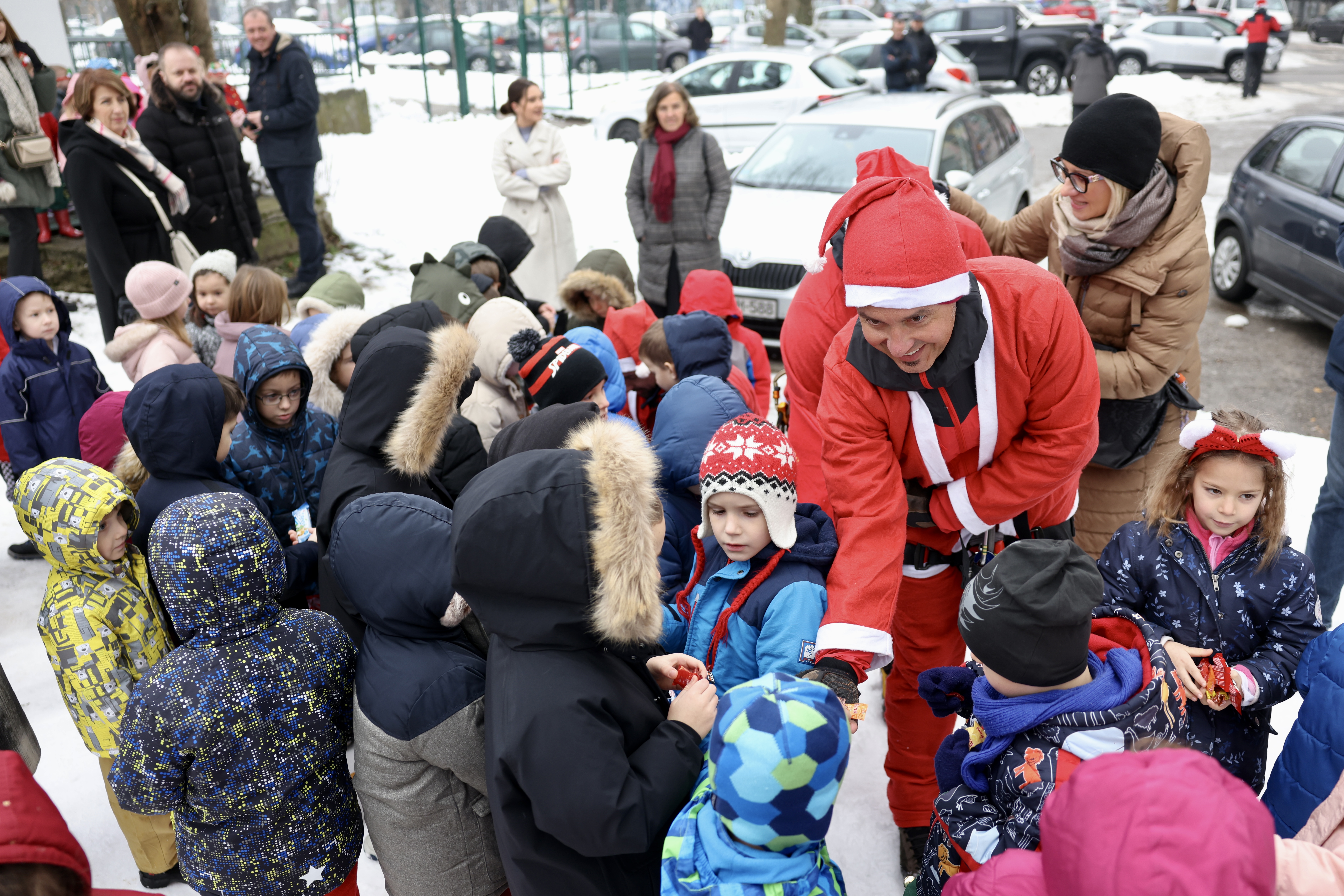 djeda mrazovi masnica podjela paketica vrtic