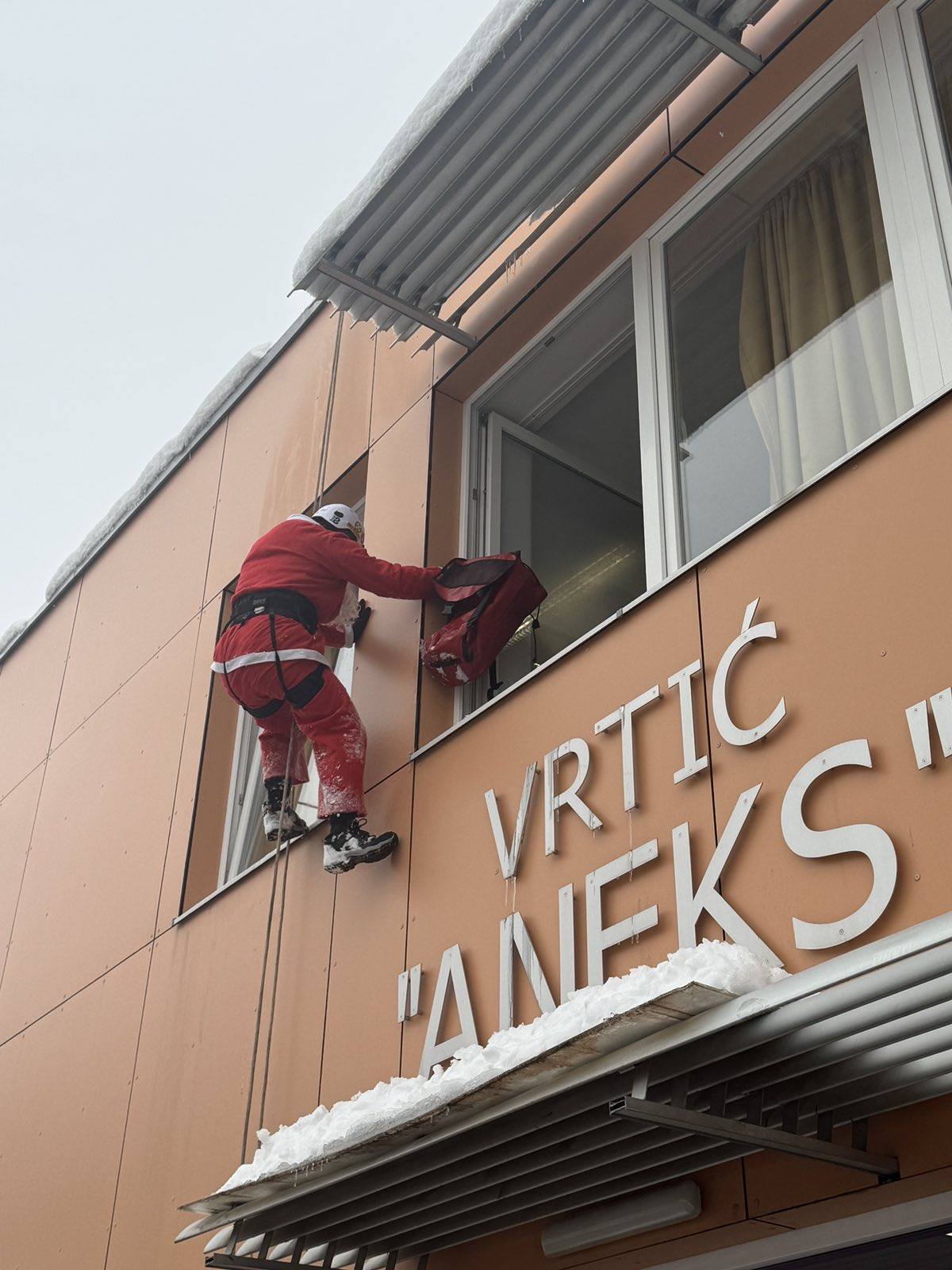 djed-mraz-aneks-471704086_1003529481815640_6445392553030392773_n