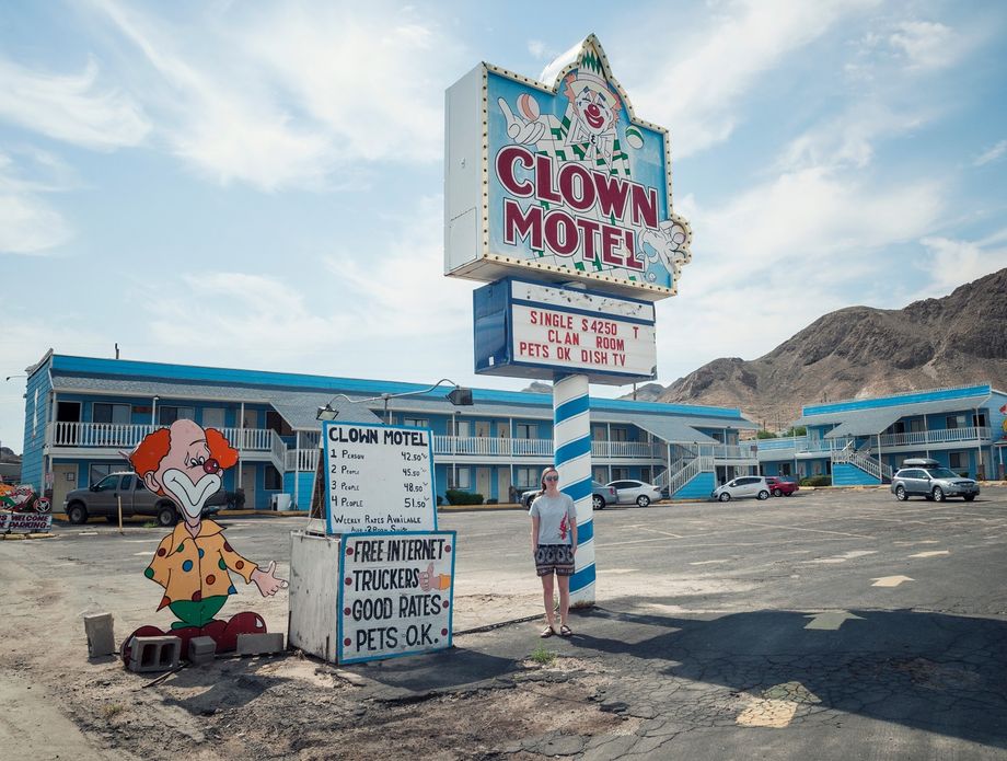 62996664-clown-motel-u-gradu-tonopah-u-nevadi-sad