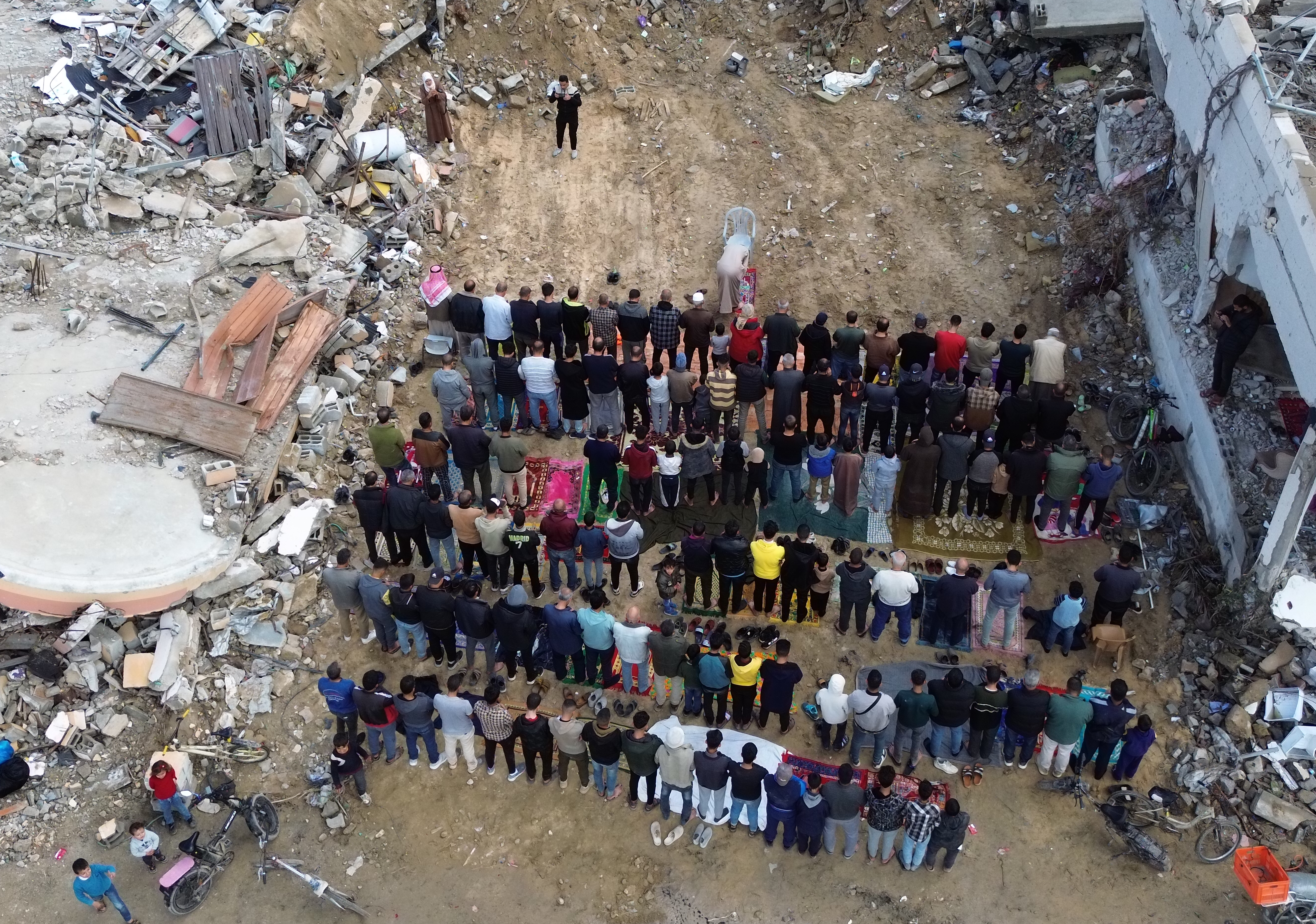 Prva molitva petkom nakon prekida vatre u ruševinama Pojasa Gaze