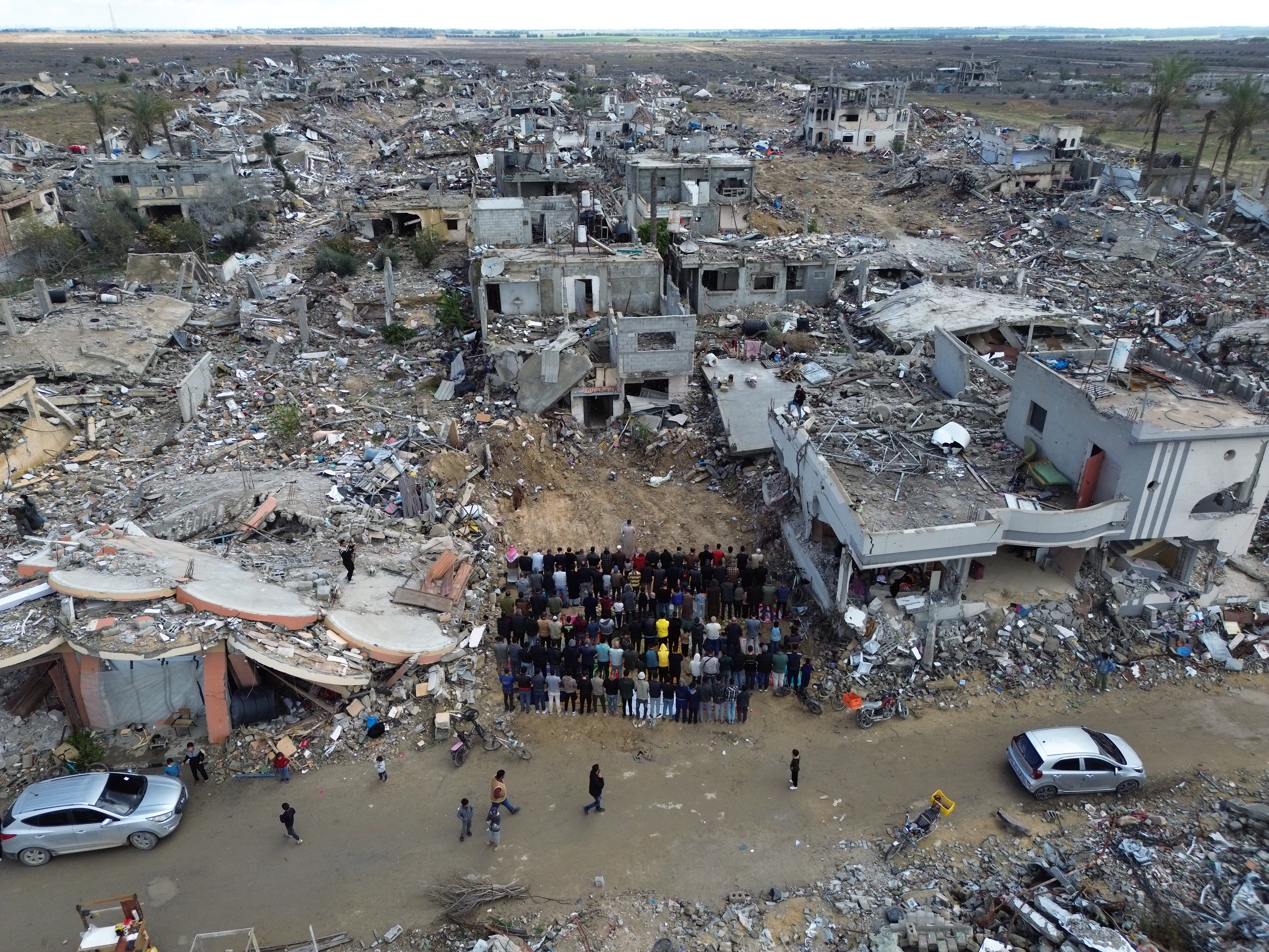 Prva molitva petkom nakon prekida vatre u ruševinama Pojasa Gaze