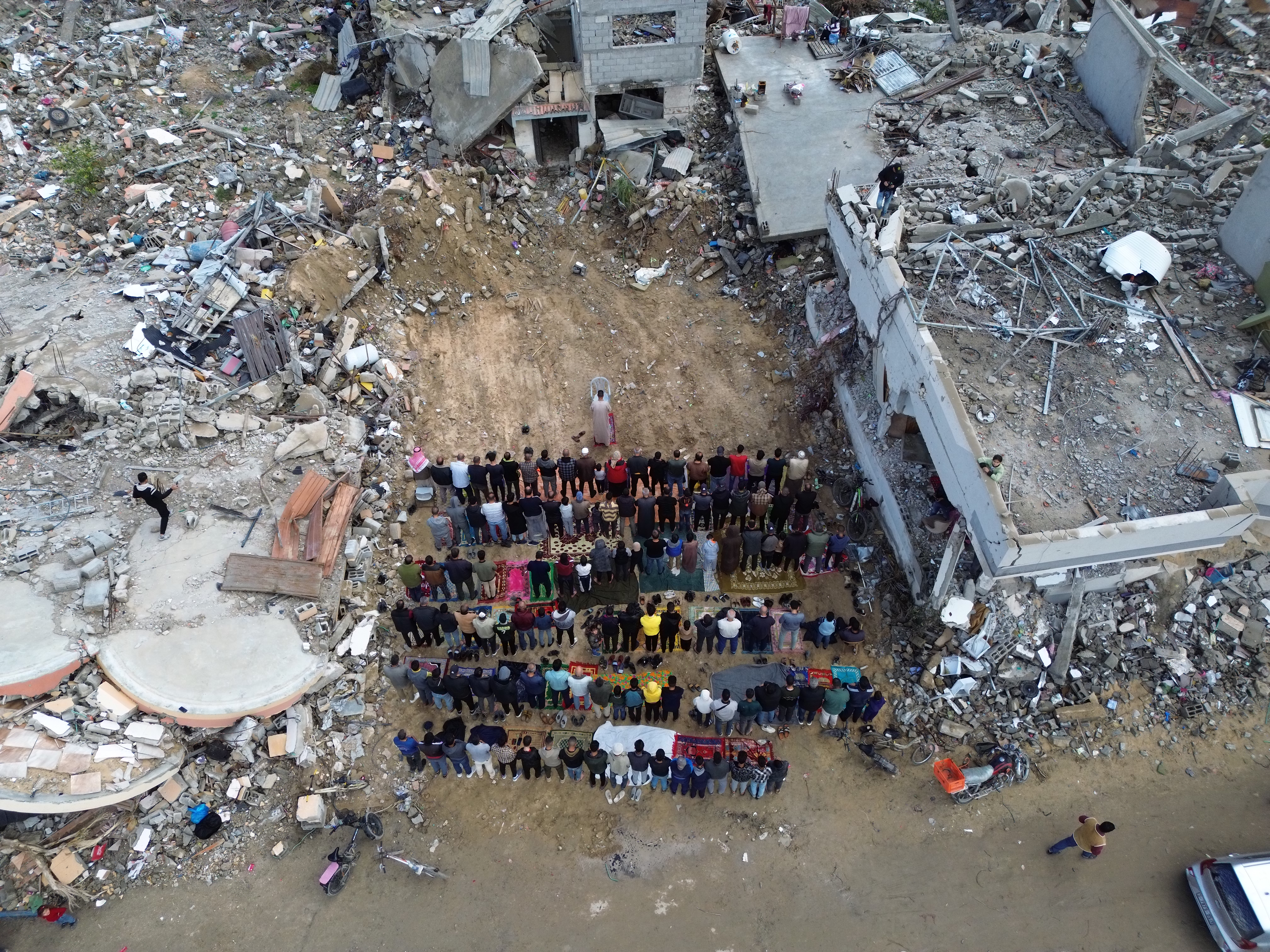 Prva molitva petkom nakon prekida vatre u ruševinama Pojasa Gaze