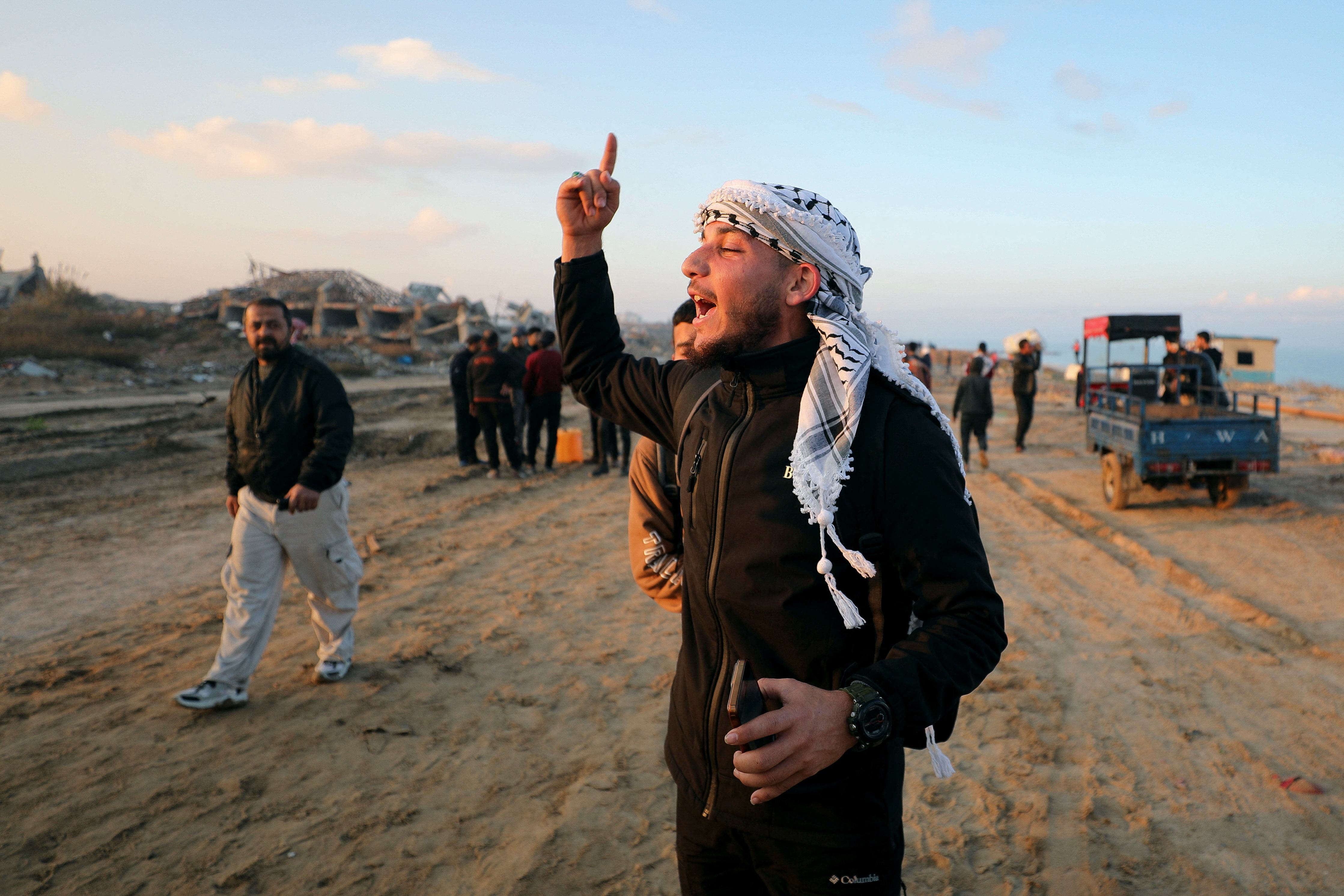 Displaced Palestinians return to their homes in northern Gaza