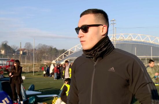 1738307714-live-8-550x360