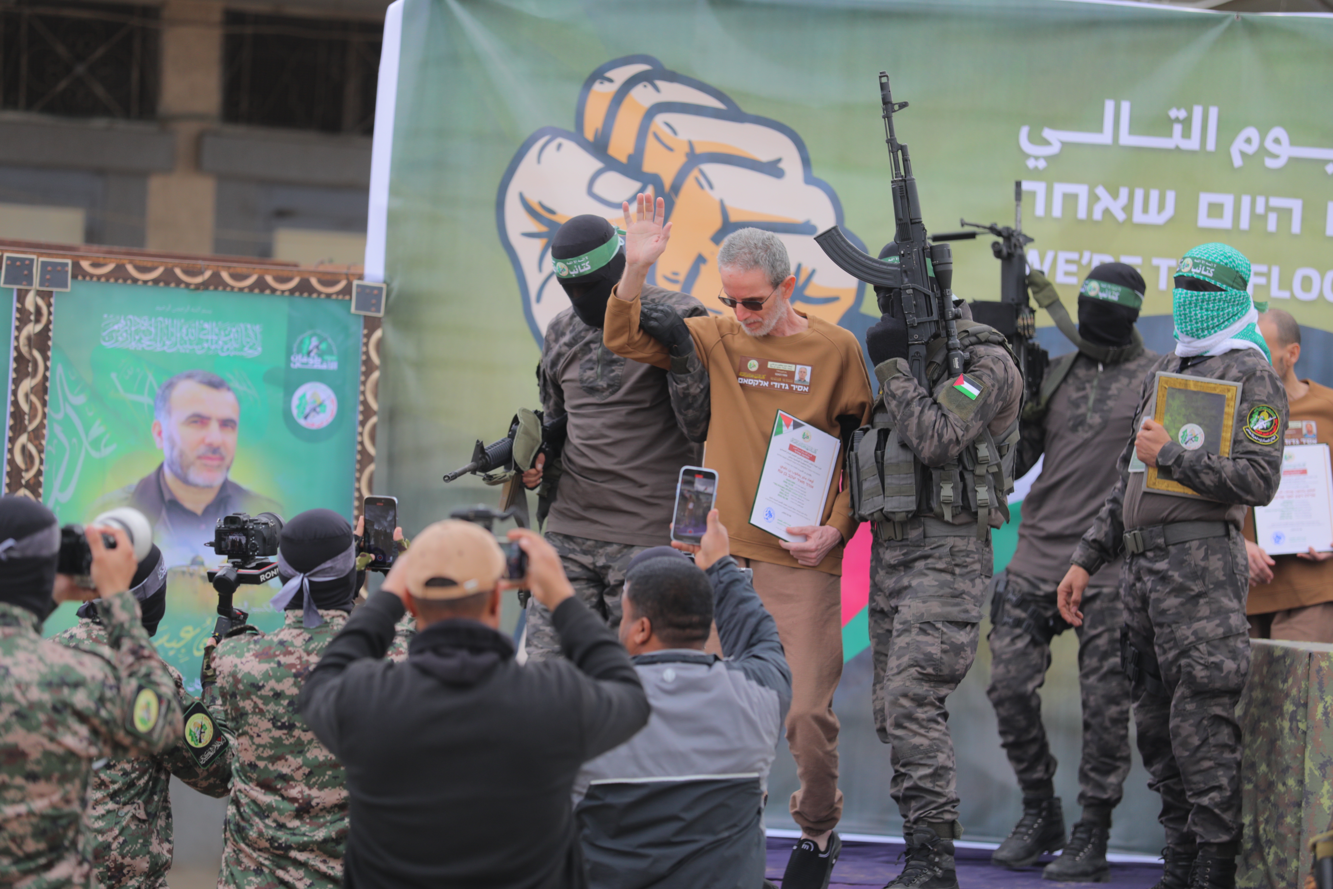 Al-Qassam Brigades hands over Israeli hostage in the Gaza Strip to the International Red Cross