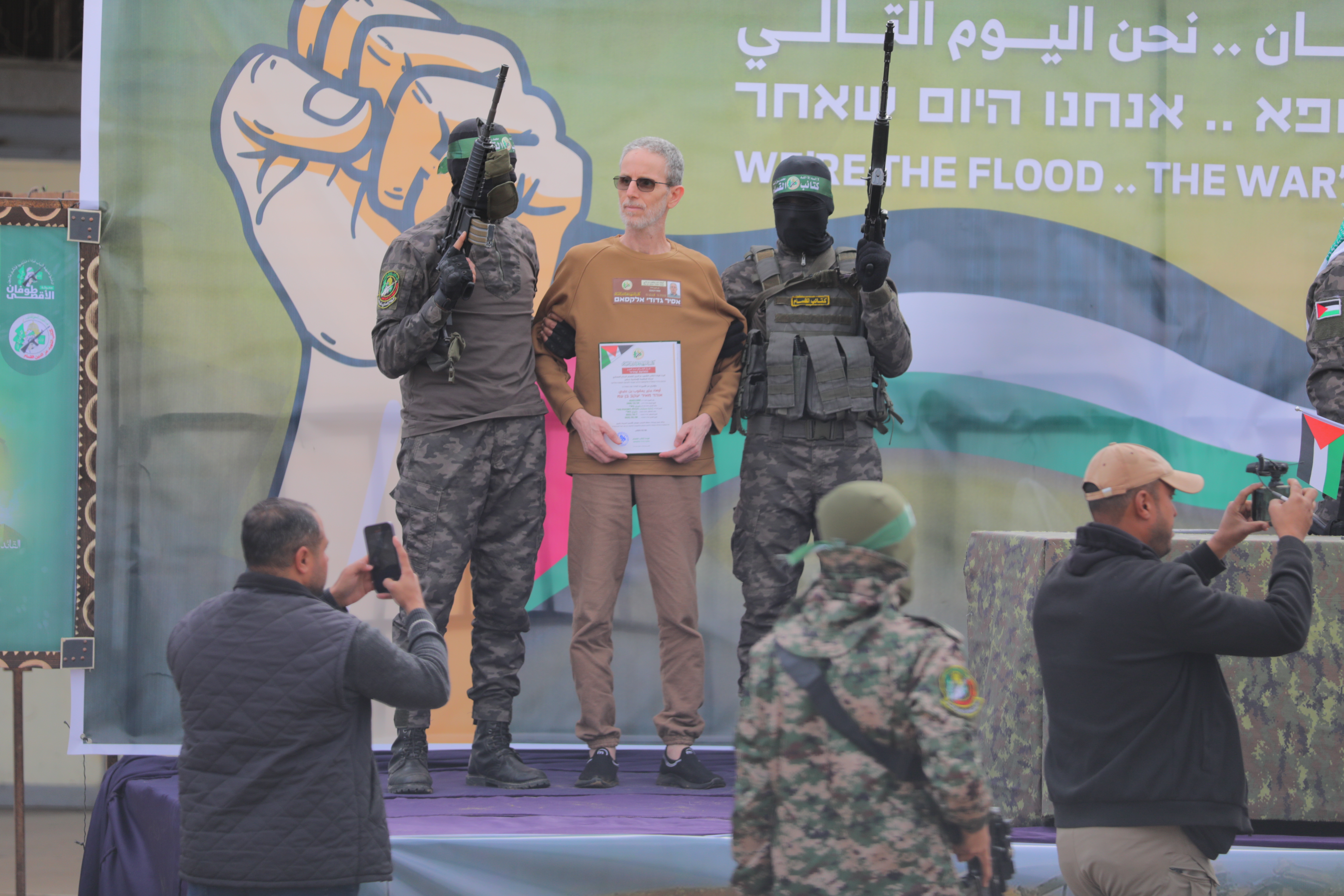 Al-Qassam Brigades hands over Israeli hostage in the Gaza Strip to the International Red Cross
