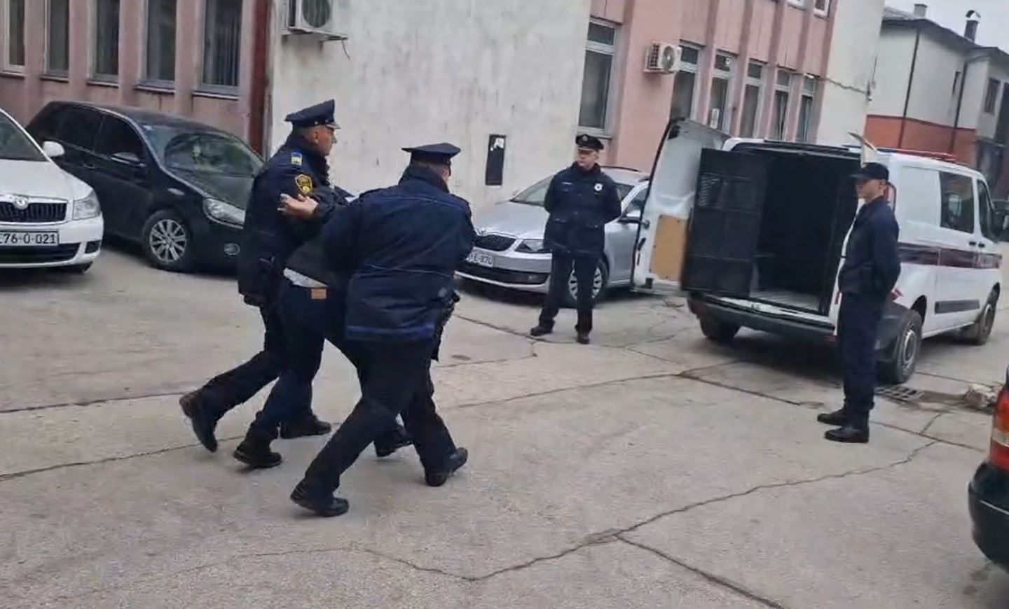 privođenje osumnjičenih za napad na radnika pumpe u Zavidovićima