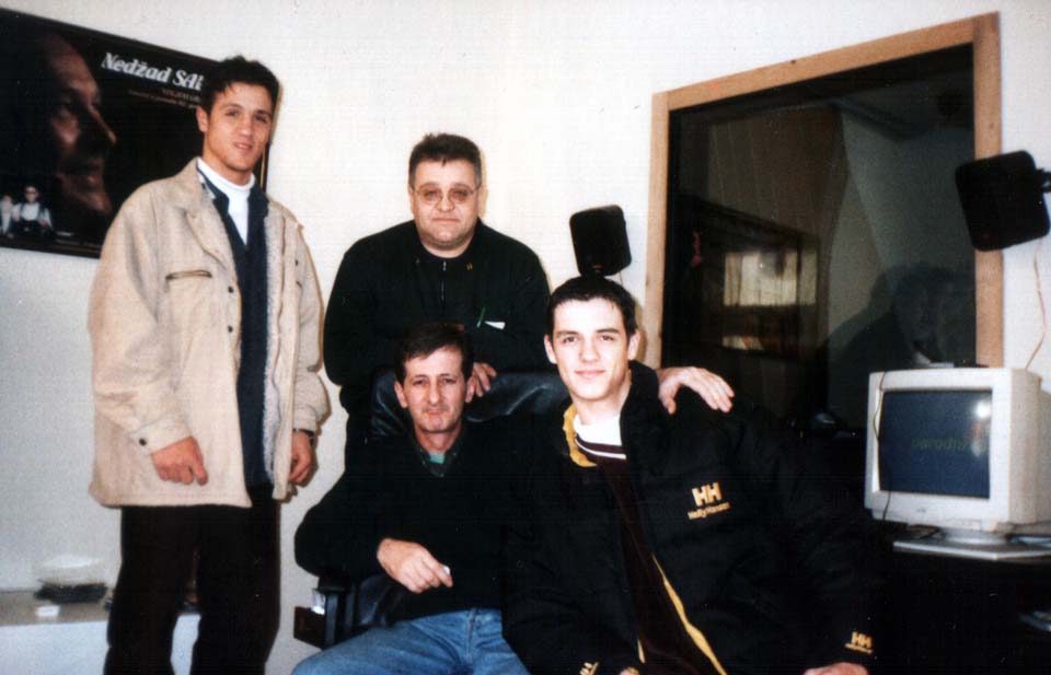 Marinko Sekulić sa kolegama na radiju Kameleon 1997. godine u Tuzli (Privatna arhiva)