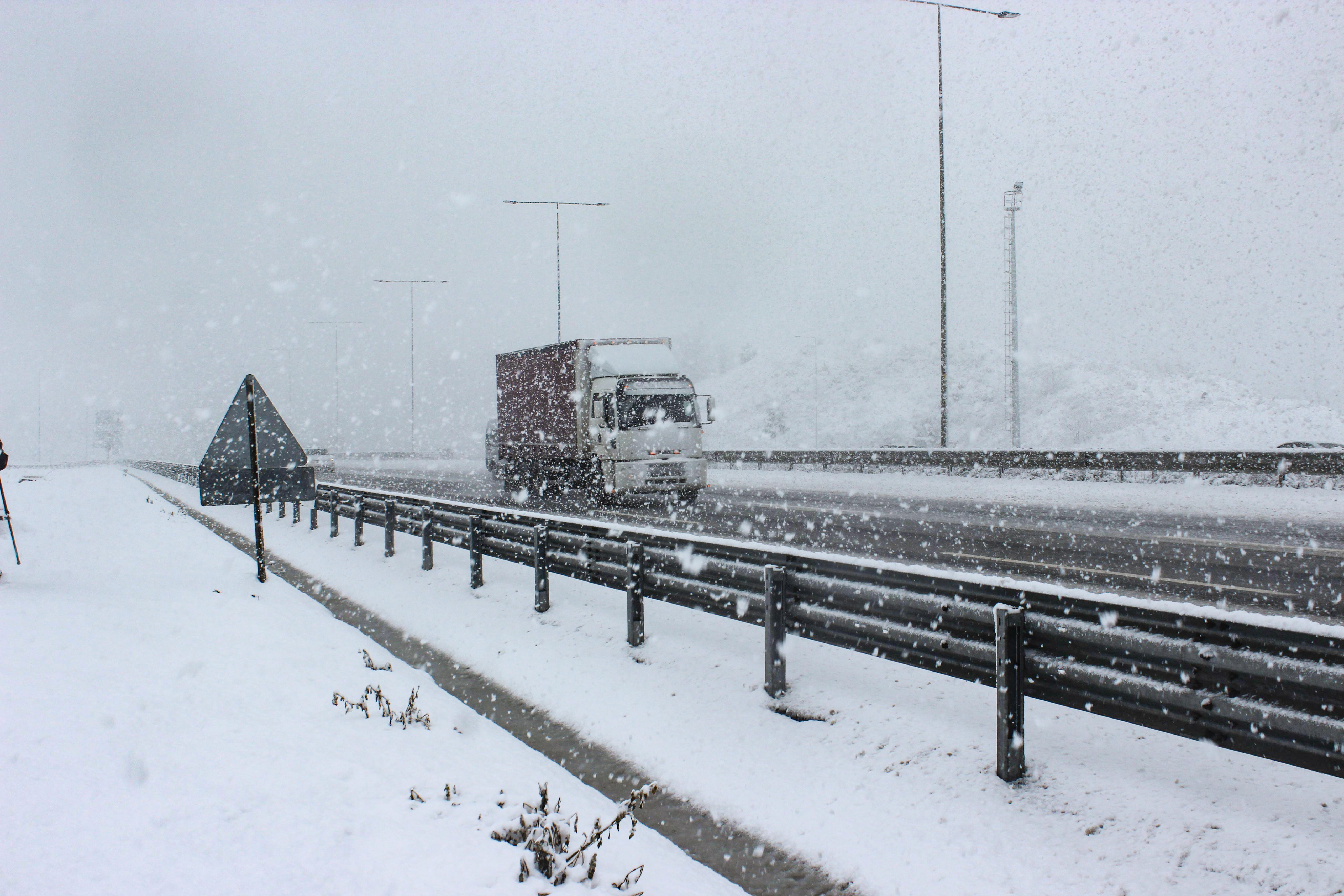 Snijeg u Istanbulu stvorio probleme u saobraćaju, obustavljena nastava