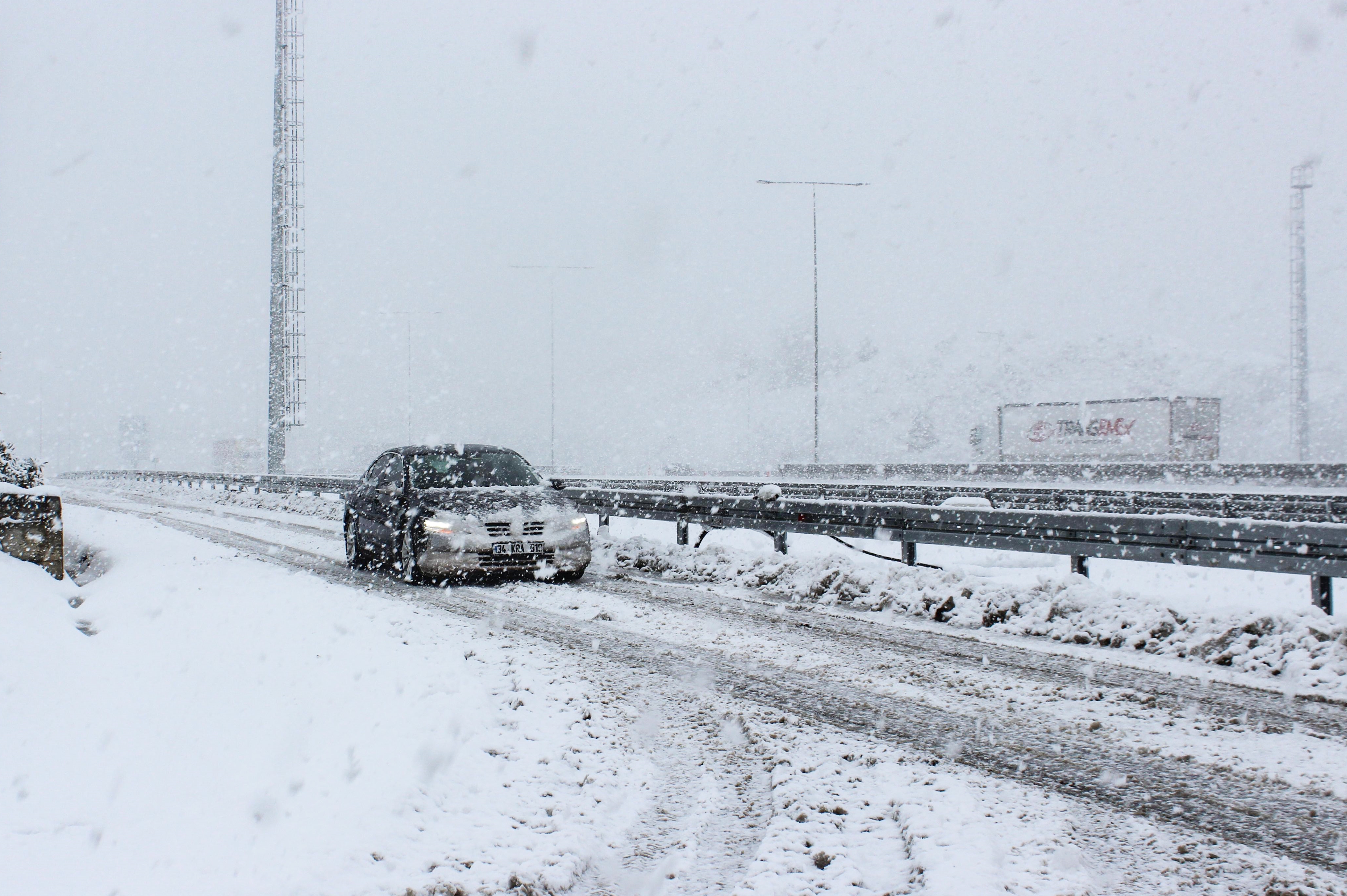 Snijeg u Istanbulu stvorio probleme u saobraćaju, obustavljena nastava