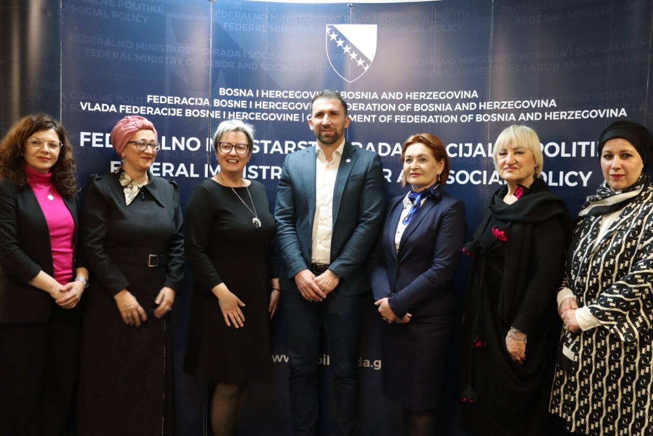 f1783784-08b2-454b-b236-6d3deeaecdd4