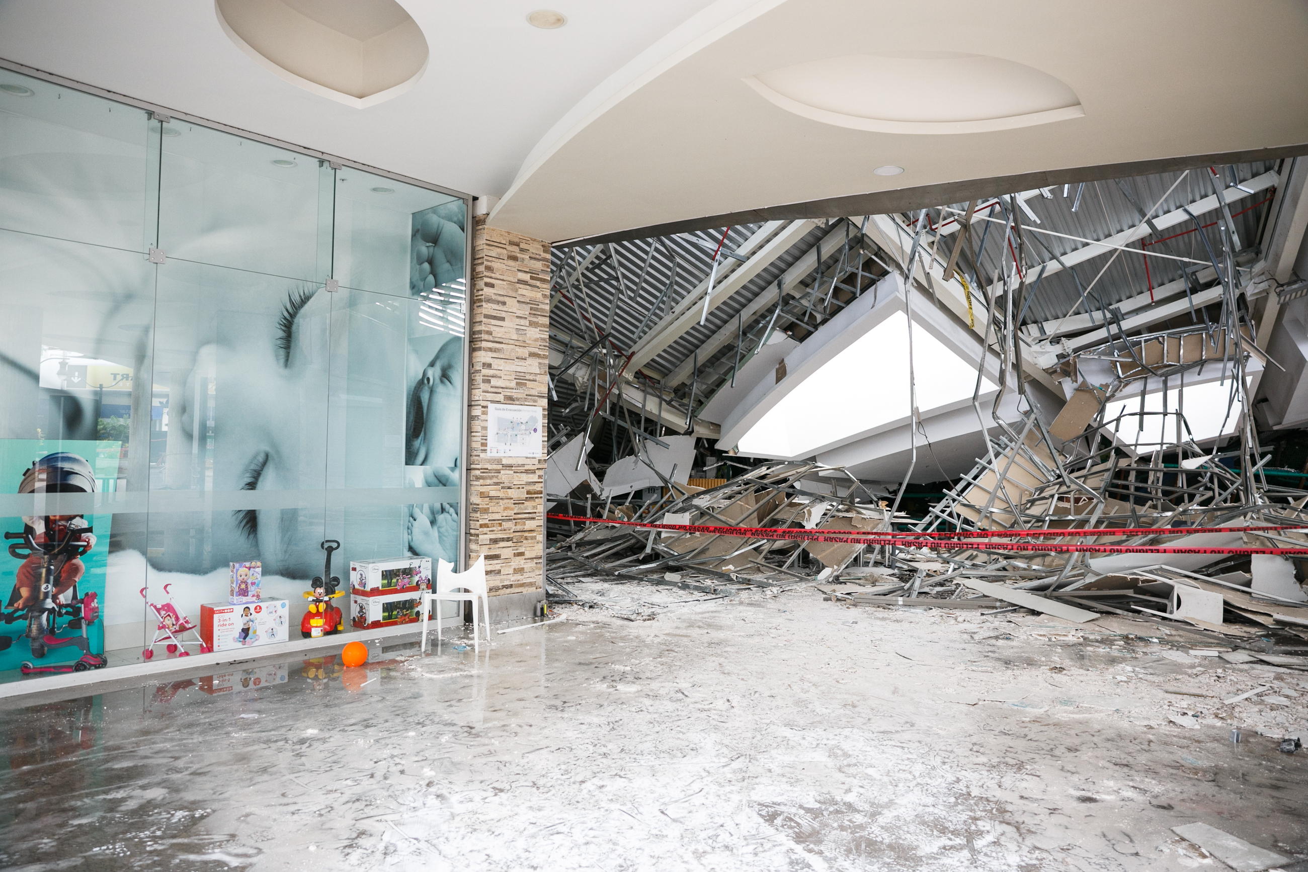 U urušavanju krova u tržnom centru u Peruu poginulo osam, povrijeđeno 80 ljudi