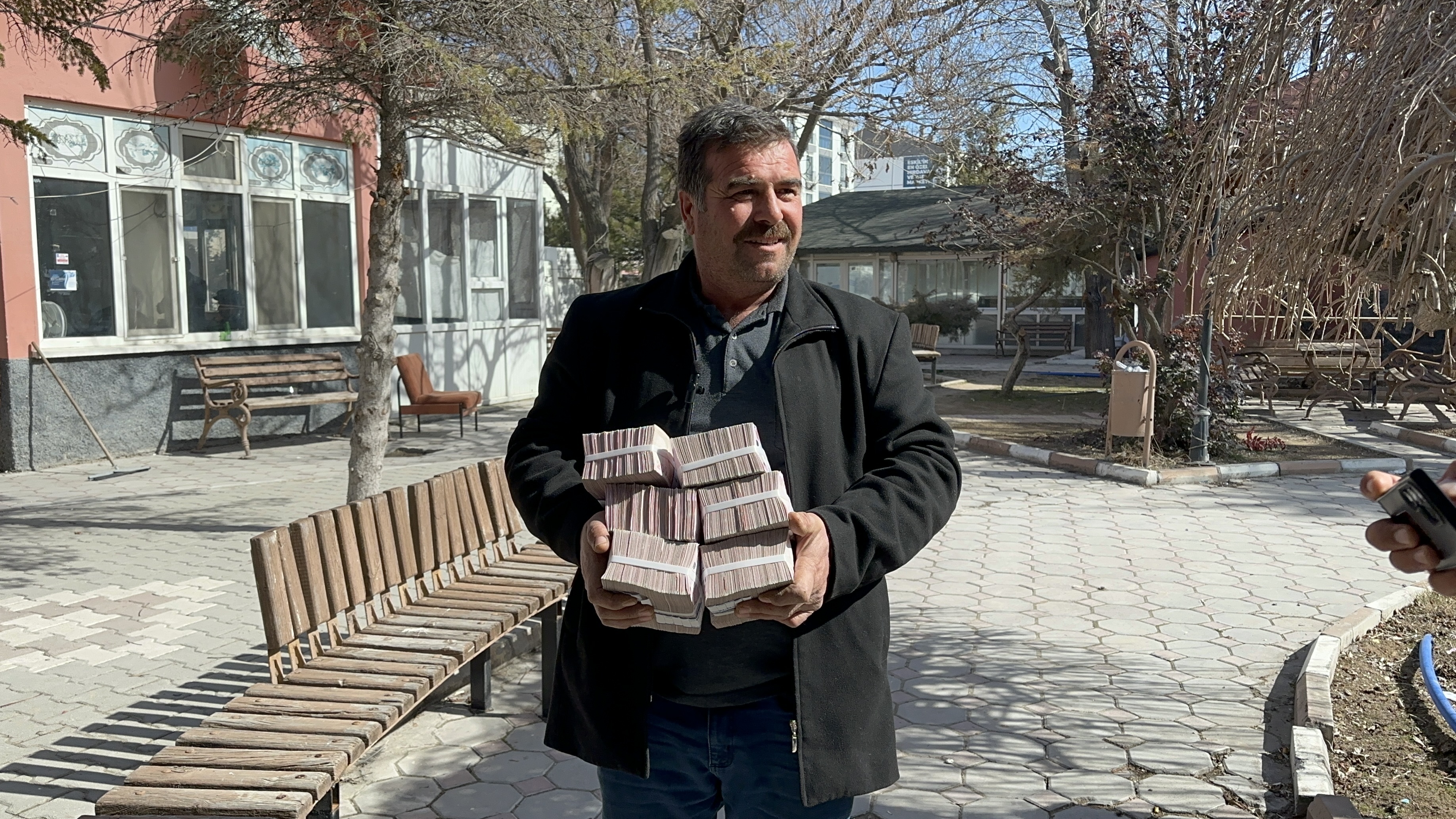 Pošteni poljoprivrednik vratio gomilu novca koji mu je greškom stigao na račun