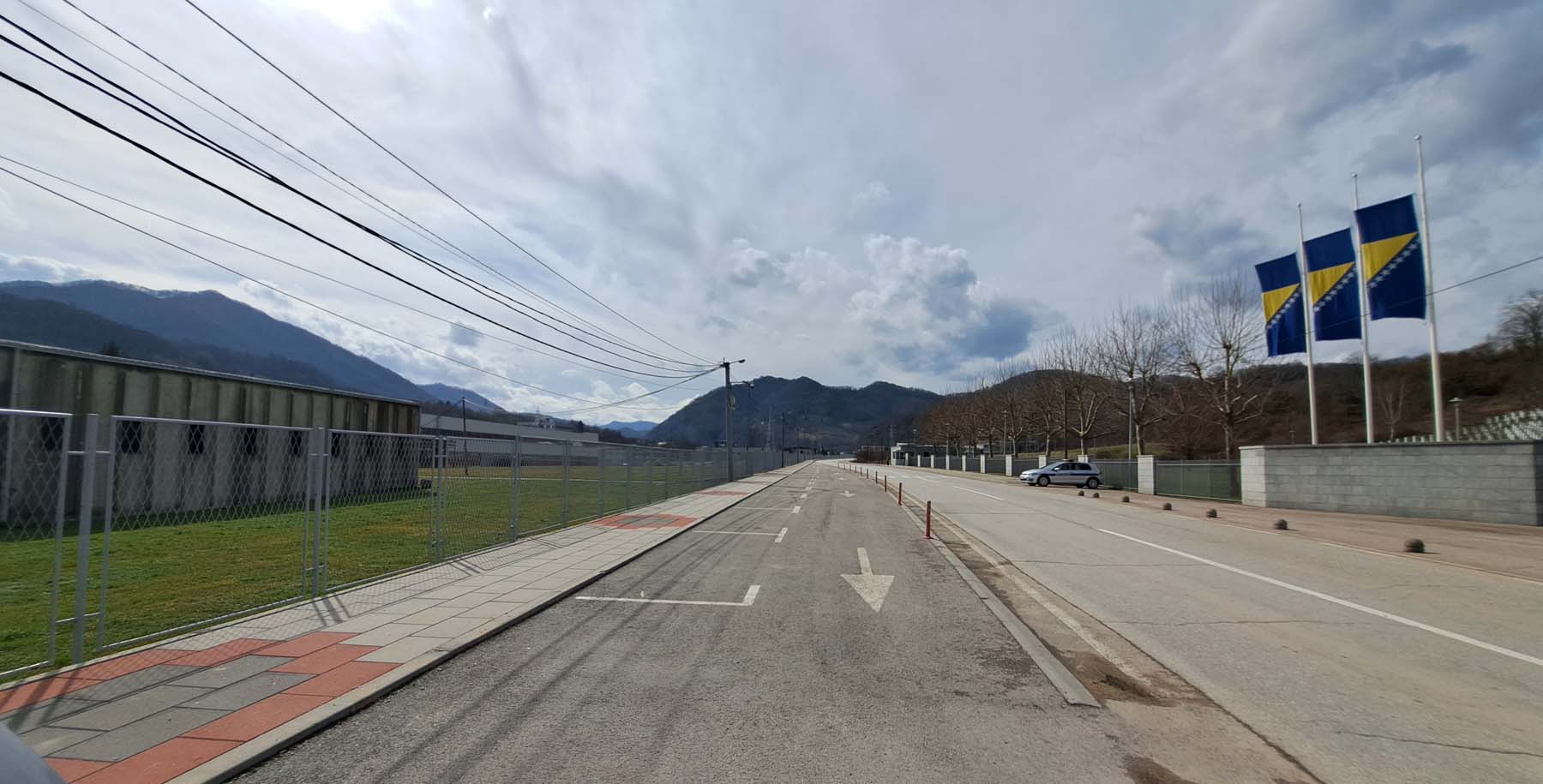 7 Kroz kompleks Memorijalnog centra prolazi magistralni put Vratunac - Srebrenica