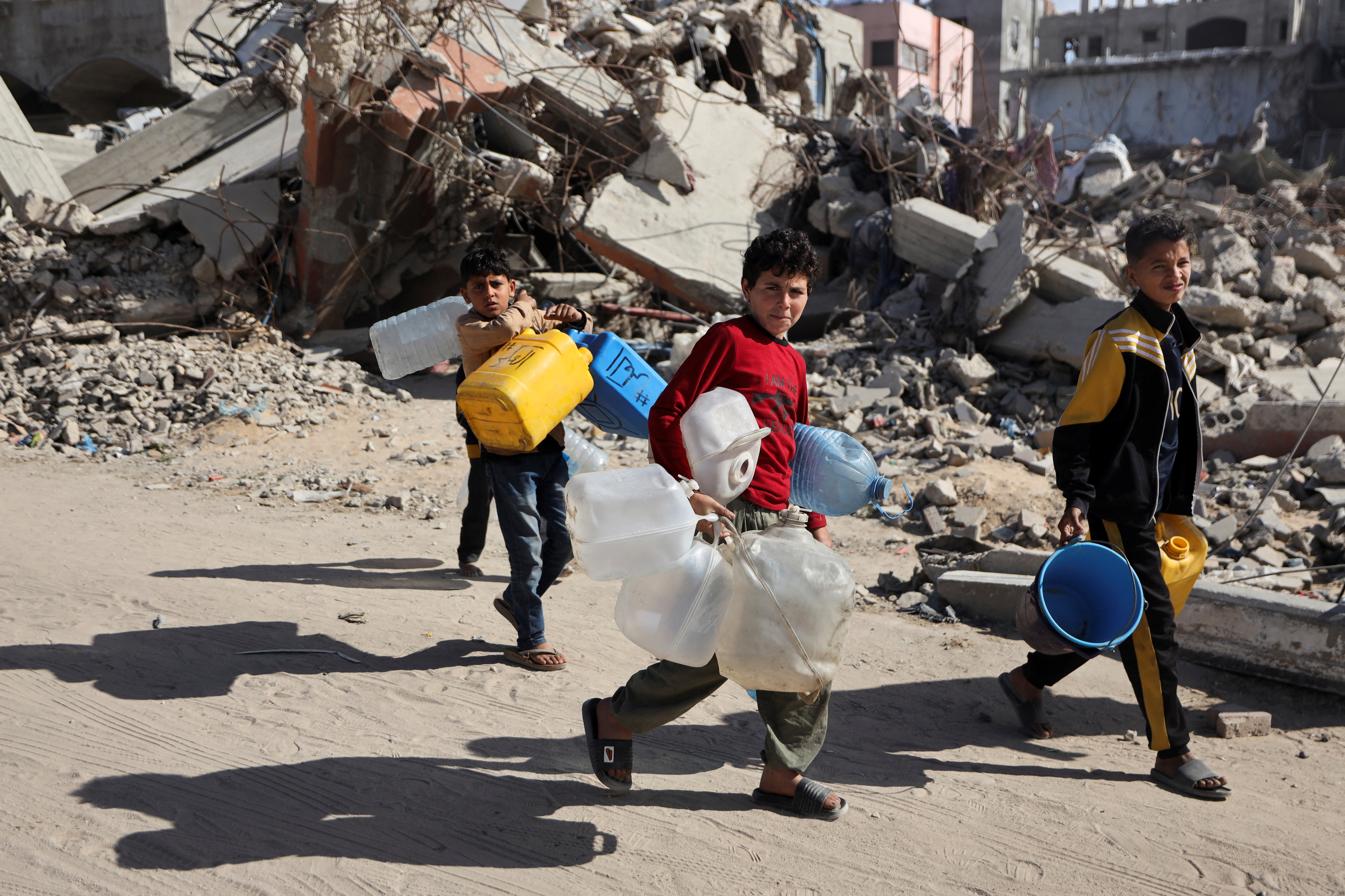 Palestinians make their way to flee their homes, after the Israel army issued evacuation orders for a number of neighborhoods, following heavy Israeli strikes, in Beit Hanoun
