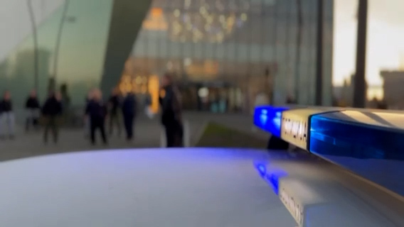 Ispred-Promenade-policija-nakon-sto-je-izasao-snimak-grupe-mladica-kako-palicama-tuku-jednog-momka-ispred-ovog-trznog-centra-2.00_00_21_29.Still001 (1)