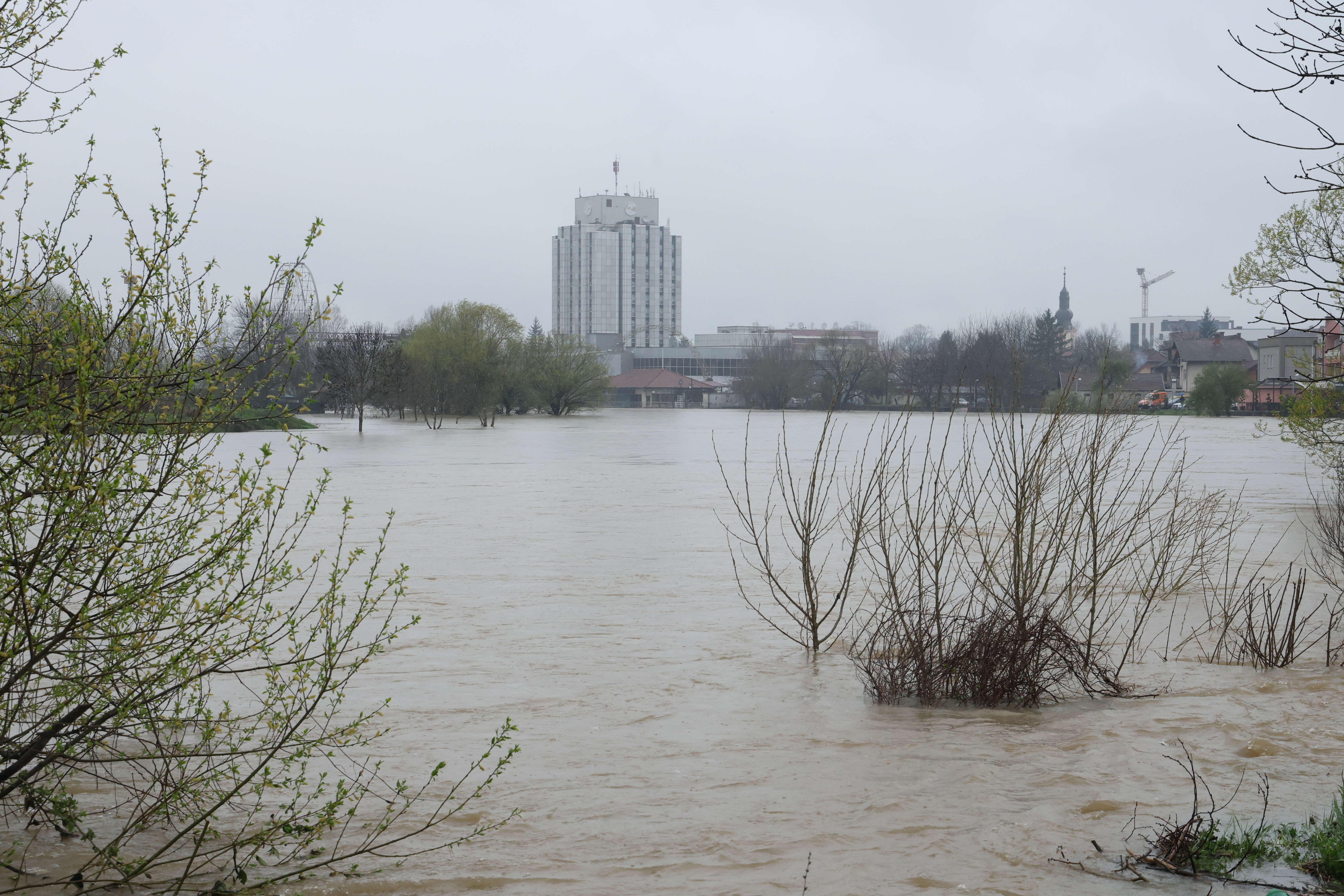 Poplave u Prijedoru: Stotine objekata pod vodom, vatrogasci evakuirali građane