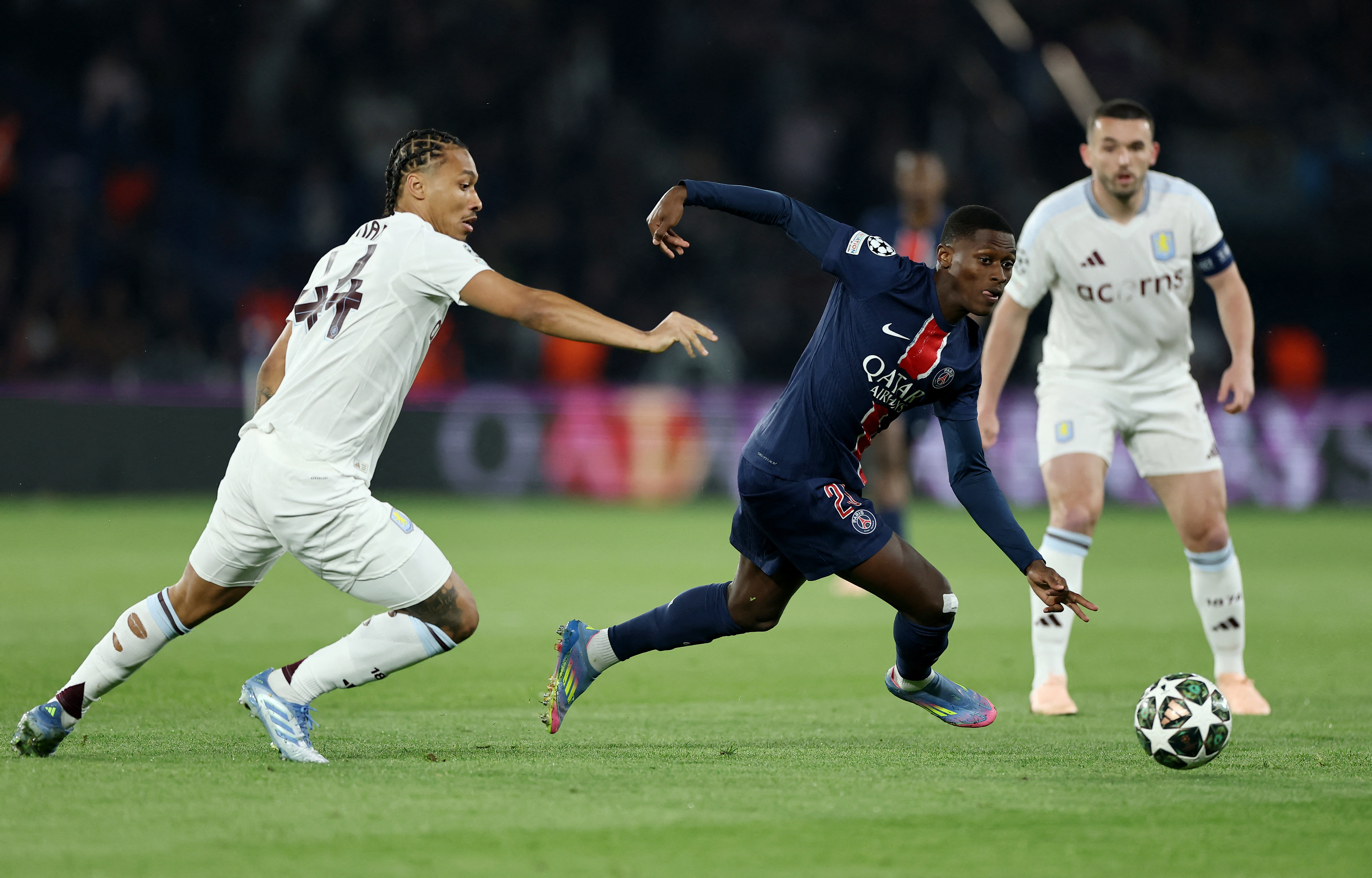 REUTERS/Christian Hartmann