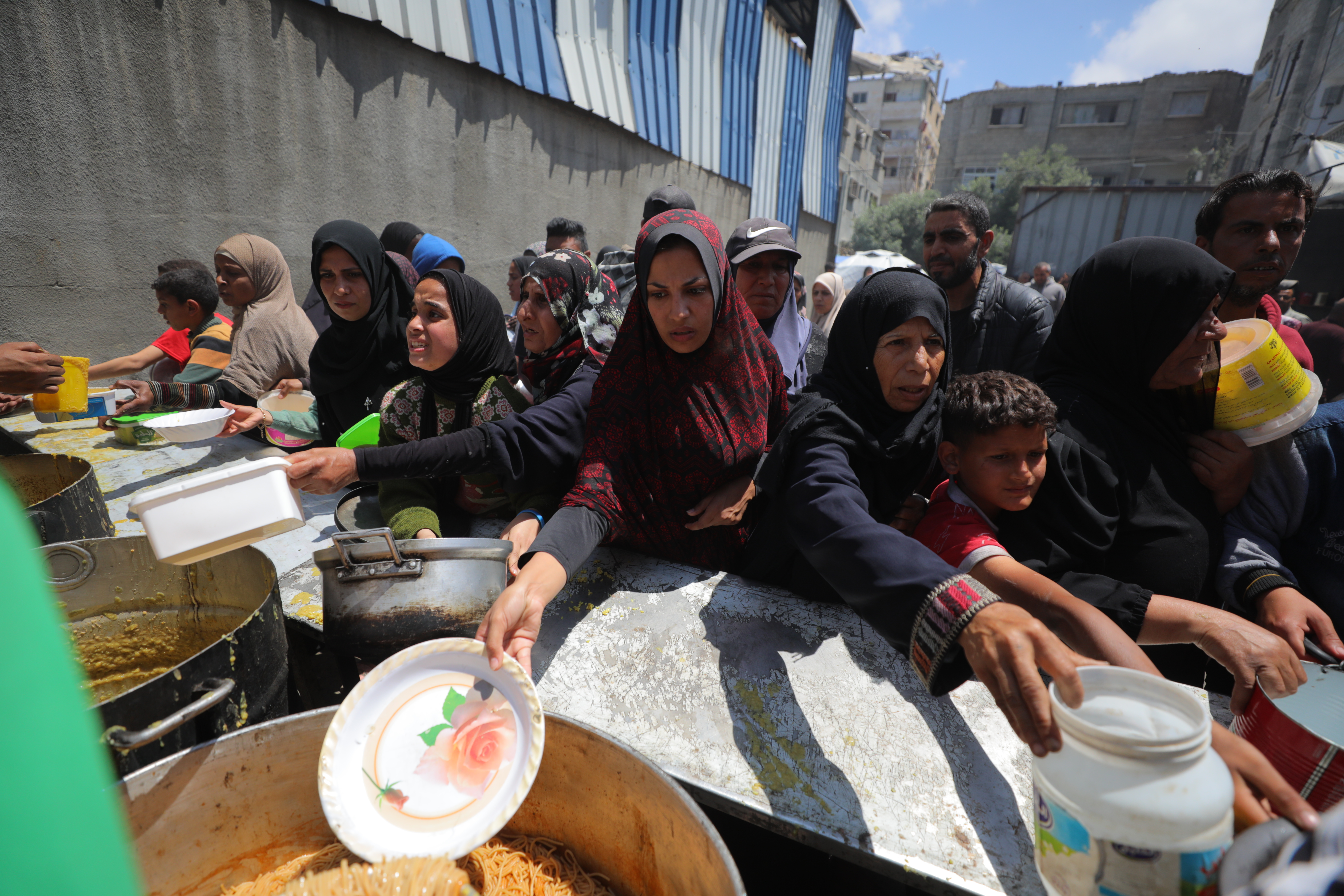 Gaza: Palestinska djeca u dugim redovima čekaju hranu