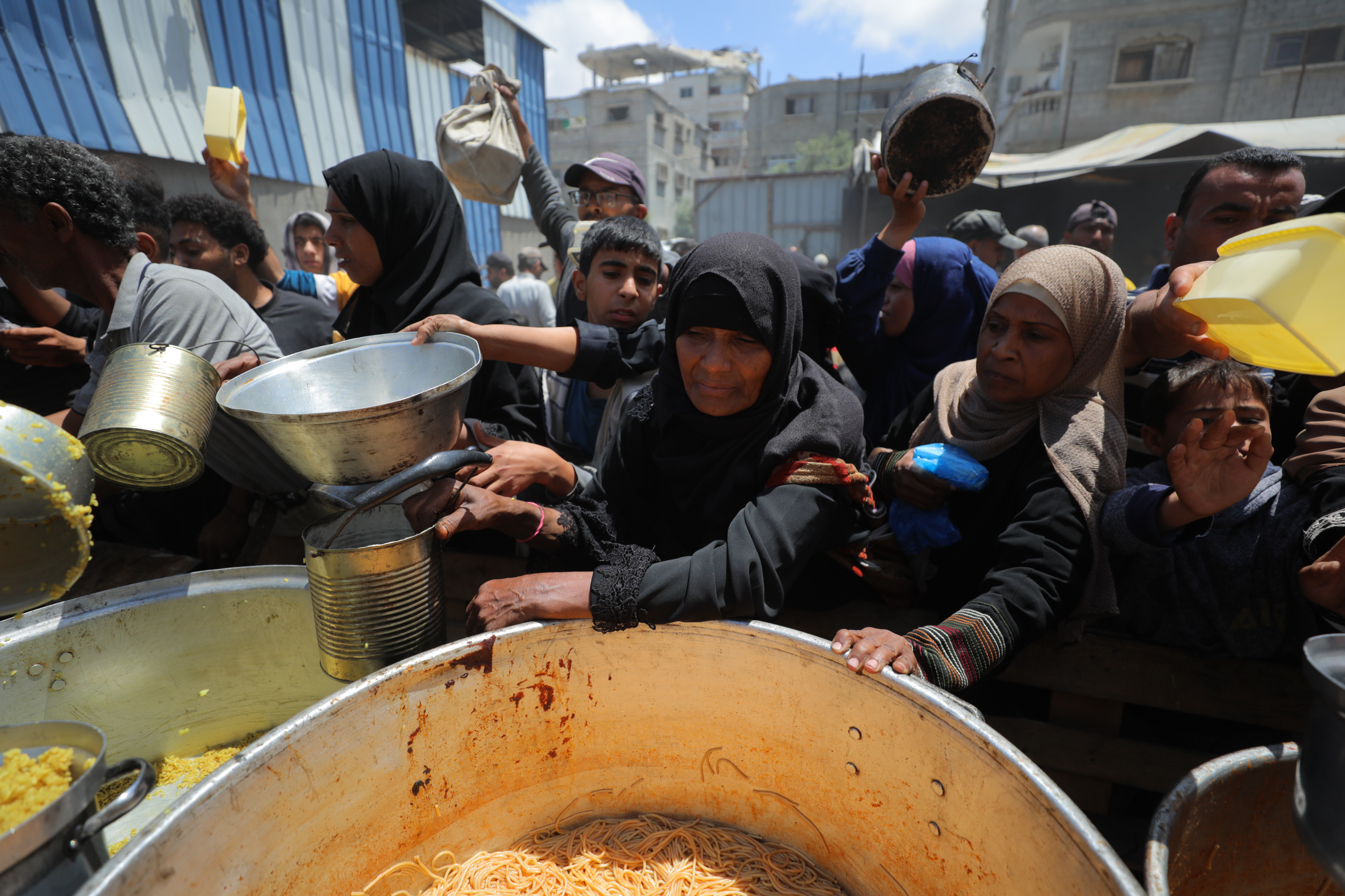 Gaza: Palestinska djeca u dugim redovima čekaju hranu