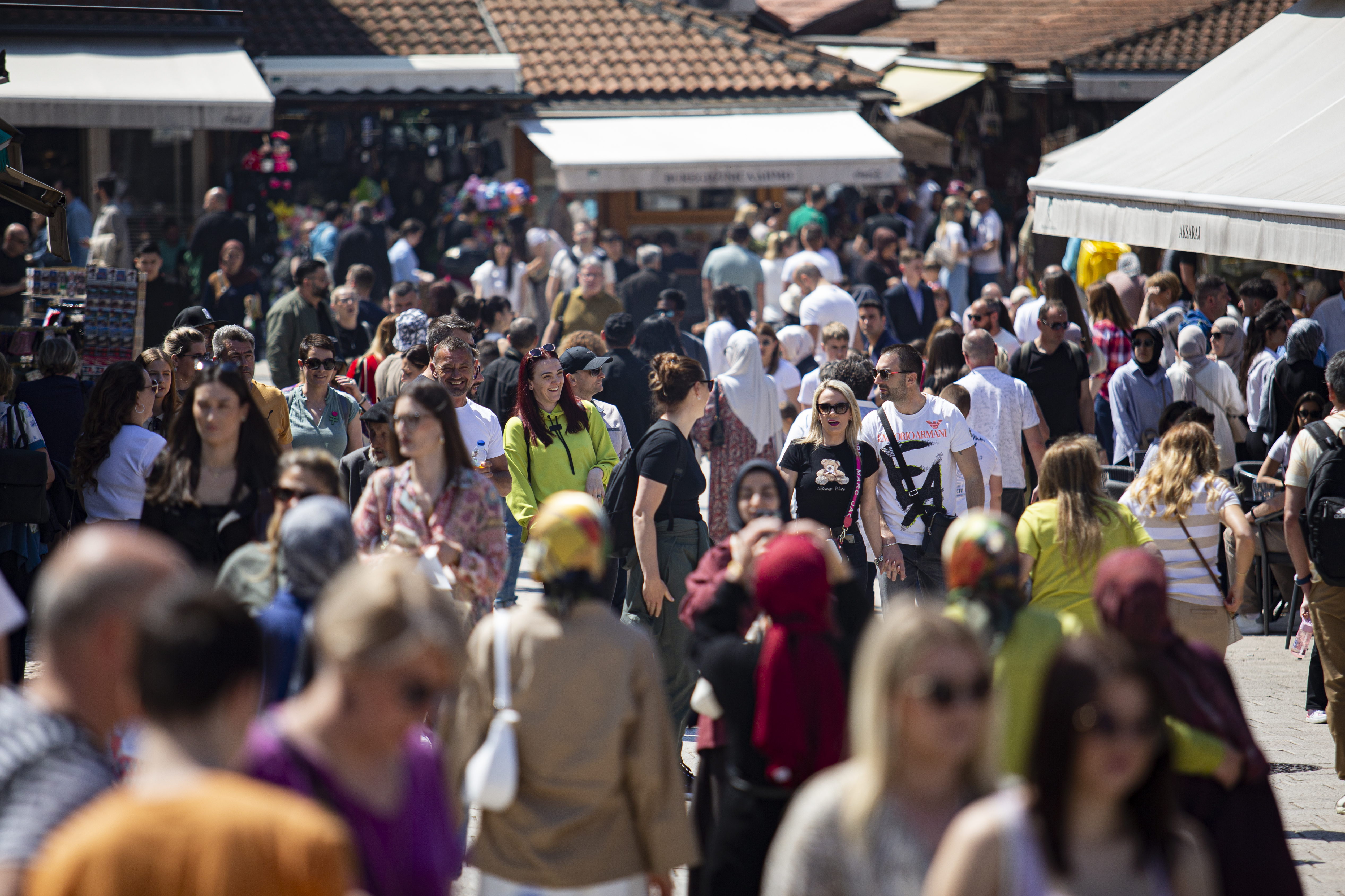 Sarajlije i turisti uživali u sunčanom danu na ulicama glavnog grada BiH