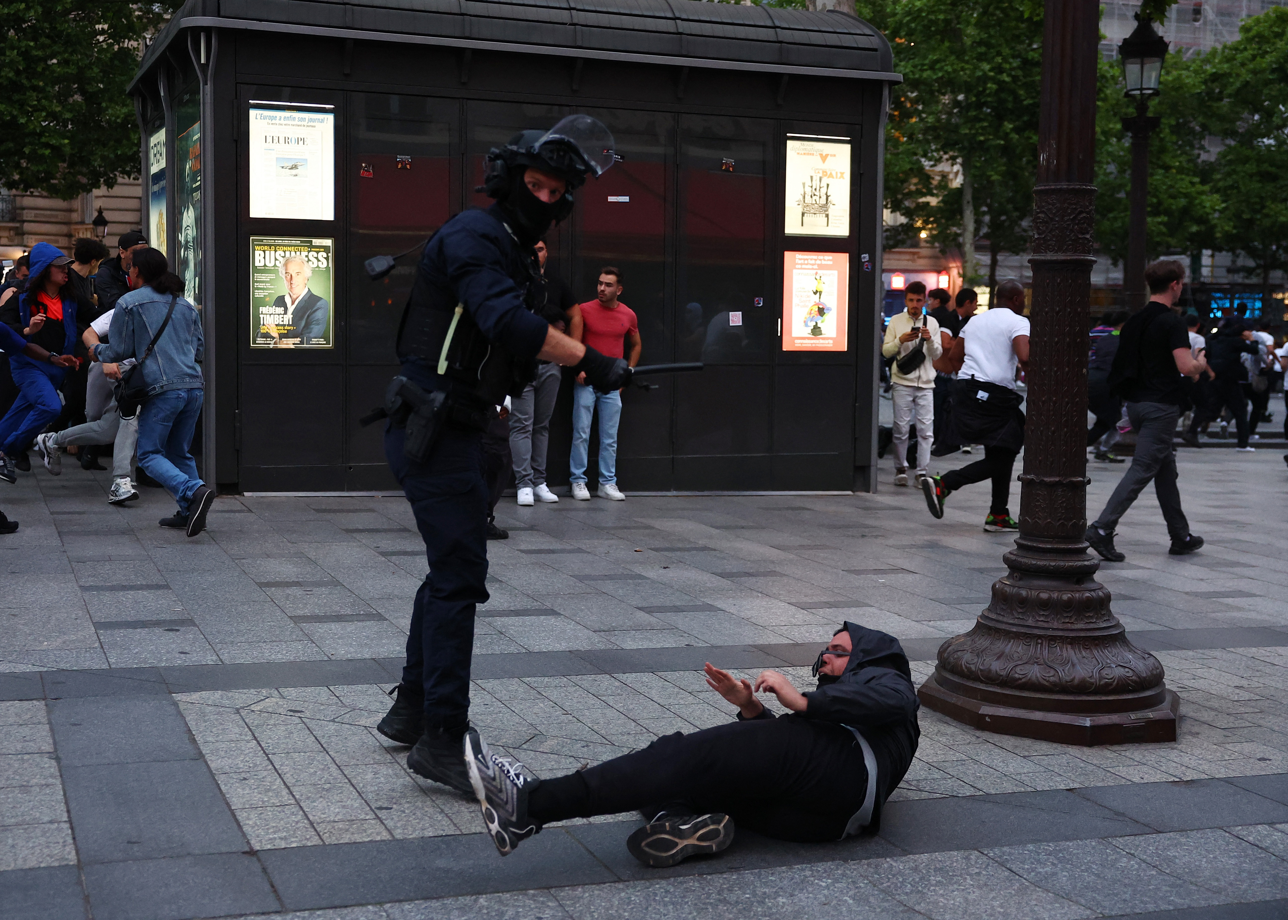 2025-05-31T194641Z_1692967507_UP1EL5V1IXR13_RTRMADP_3_SOCCER-CHAMPIONS-PSG-INT-FANS-PARIS