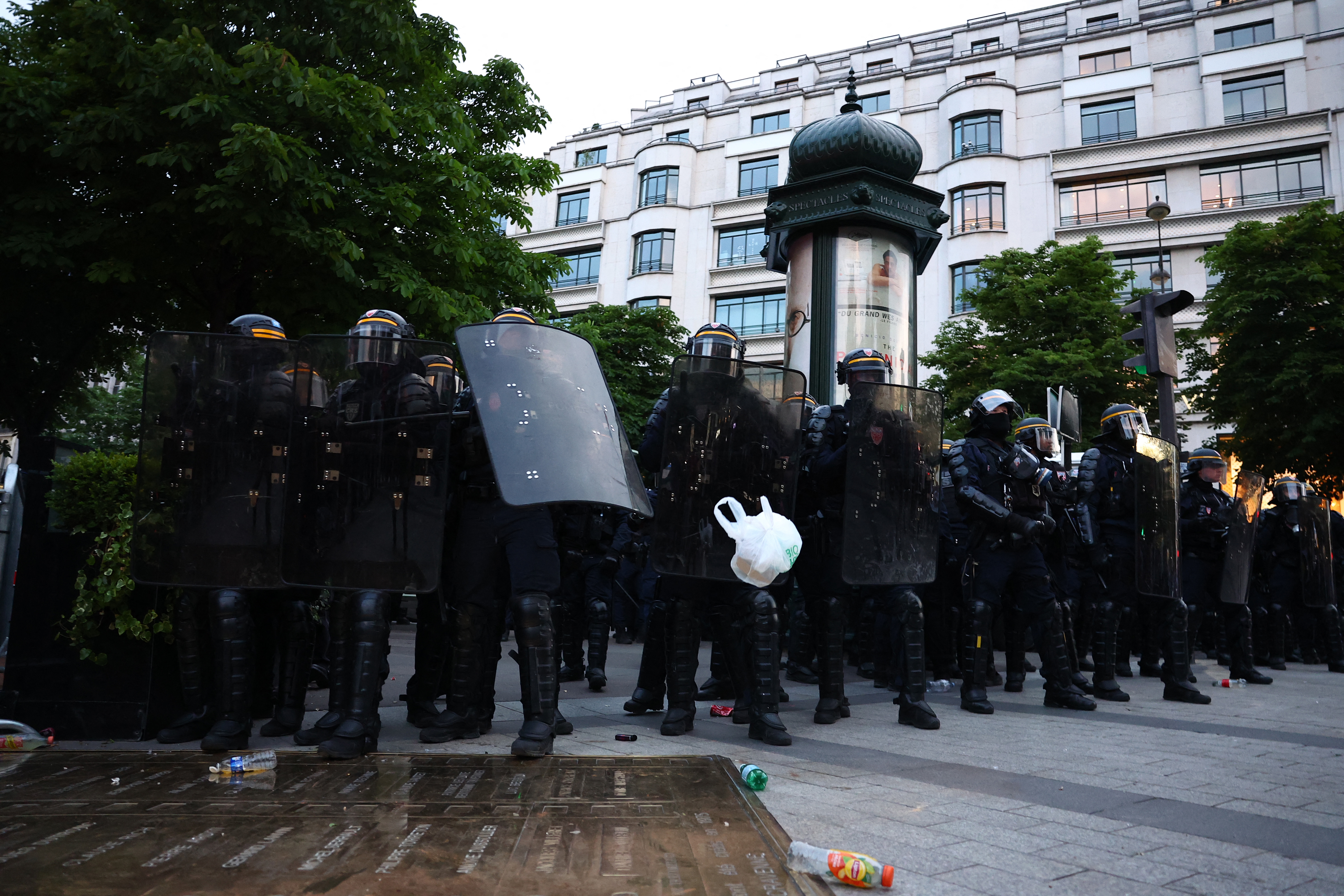 2025-05-31T194745Z_1622202248_UP1EL5V1IZK15_RTRMADP_3_SOCCER-CHAMPIONS-PSG-INT-FANS-PARIS