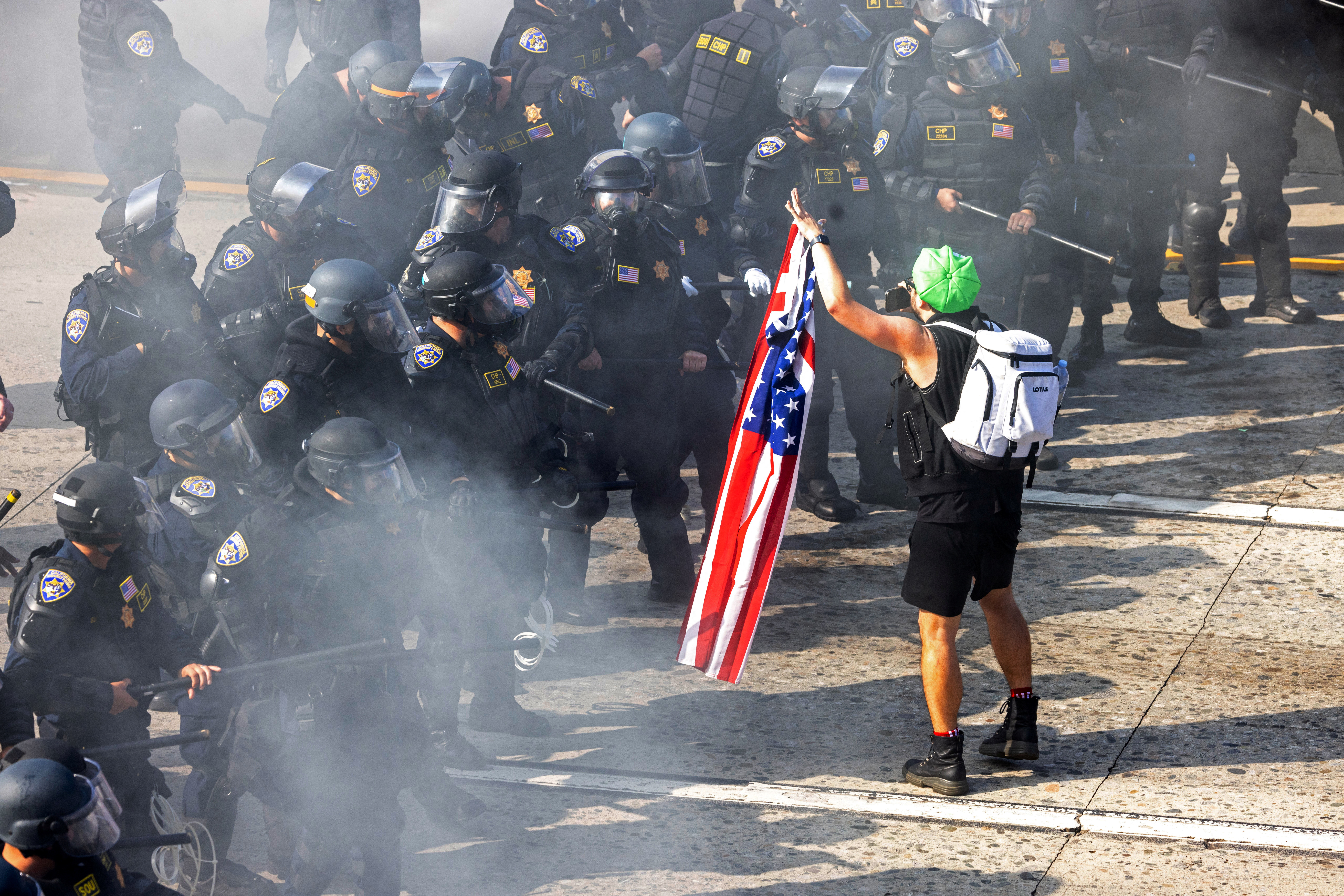 2025-06-09T045030Z_406799609_RC24YEAV5K53_RTRMADP_3_USA-MIGRATION-PROTEST-LOS-ANGELES