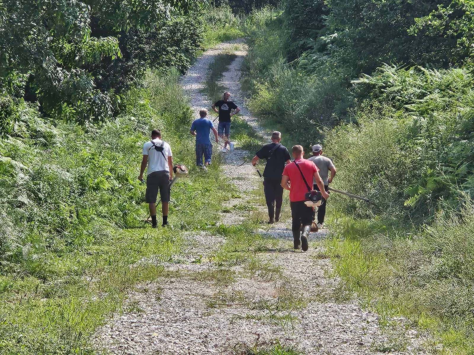 5 Preživjeli mještani MIholjevina uređuju put do razrušenog sela.jpg