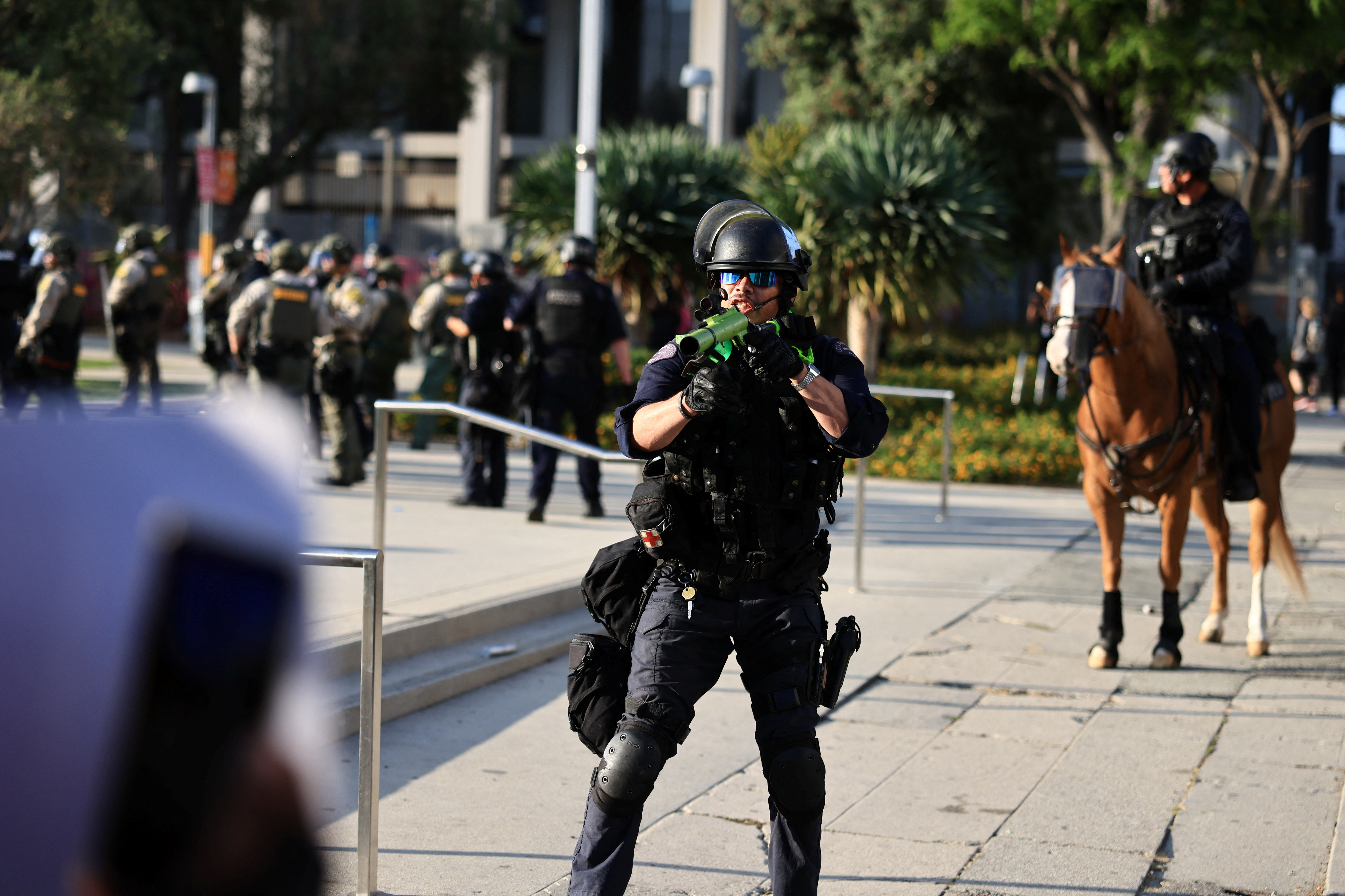 2025-06-12T021521Z_321707573_RC2Q0FAA1YSF_RTRMADP_3_USA-MIGRATION-PROTEST-LOS-ANGELES