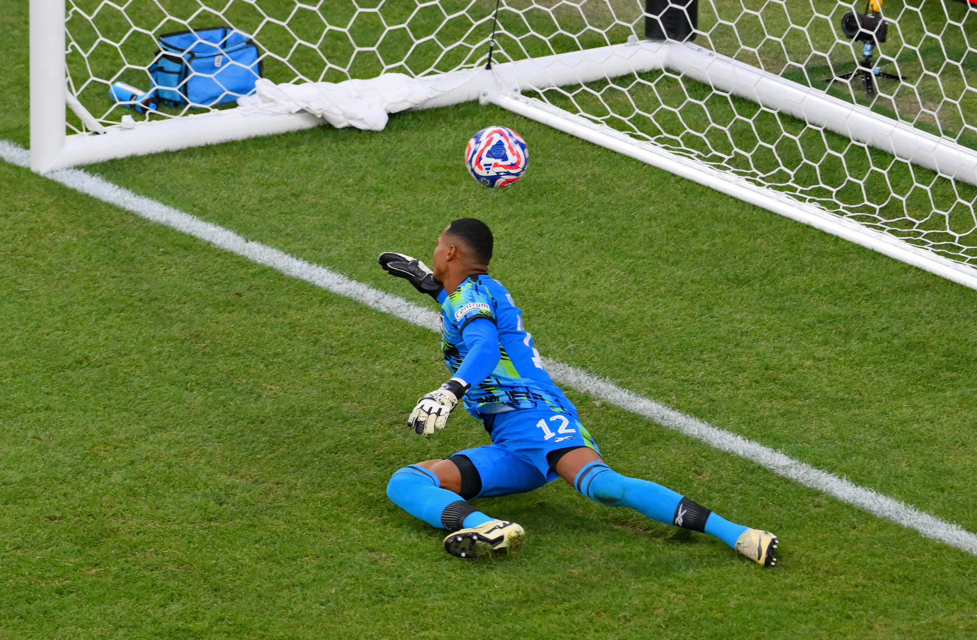 2025-06-16T034623Z_161323135_UP1EL6G0AHAWK_RTRMADP_3_SOCCER-CLUB-BOT-SEA