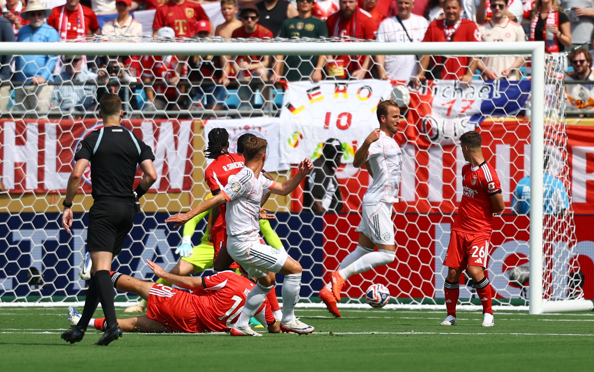 2025-06-24T202551Z_2053818413_UP1EL6O1KR2RK_RTRMADP_3_SOCCER-CLUB-SLB-FCB