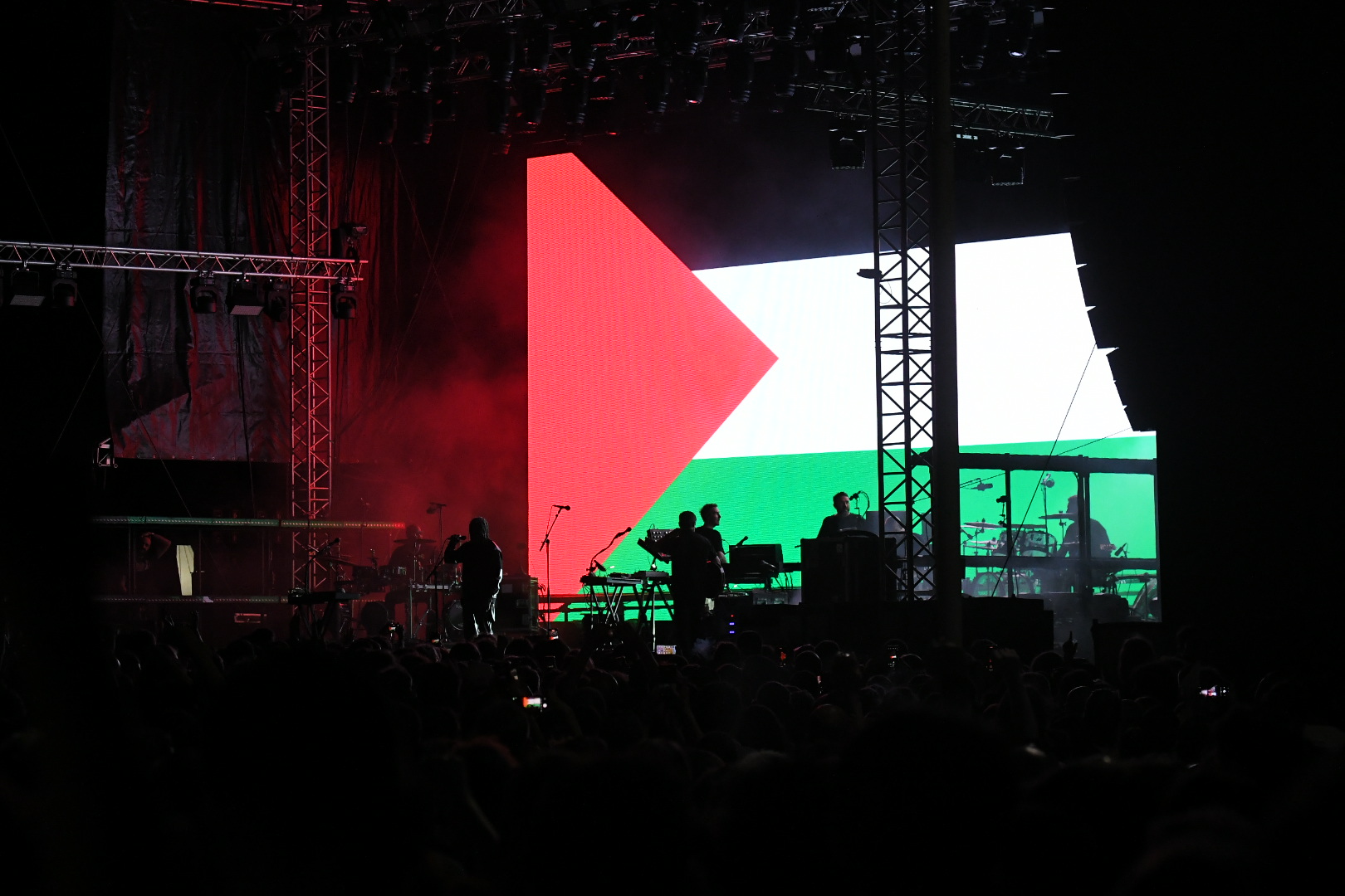 AA-20250627-38401621-38401618-MASSIVE_ATTACK_NA_KONCERTU_U_SRBIJI_SNAZNO_PODRZAO_PALESTINU____