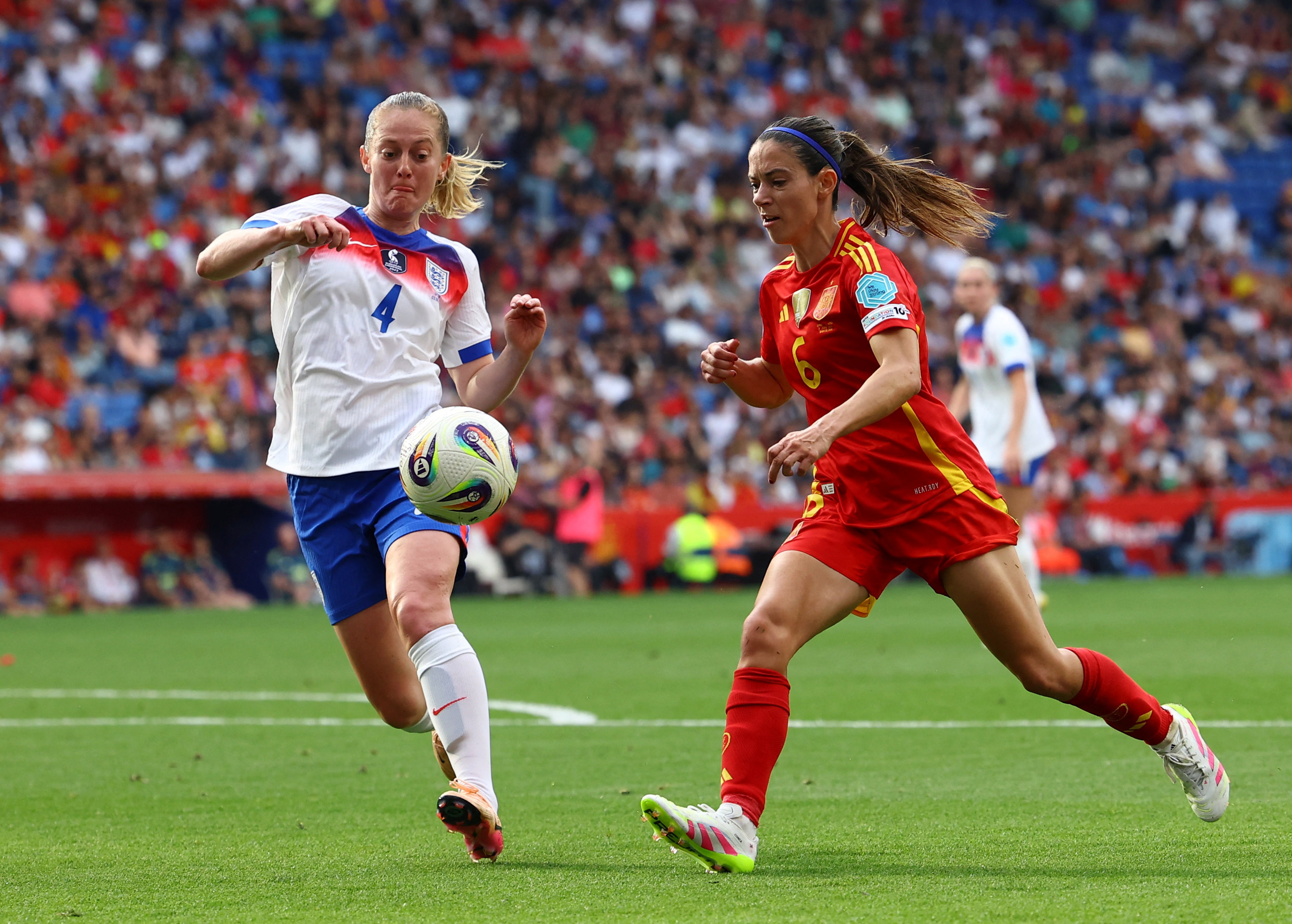 Aitana Bonmati (desno)