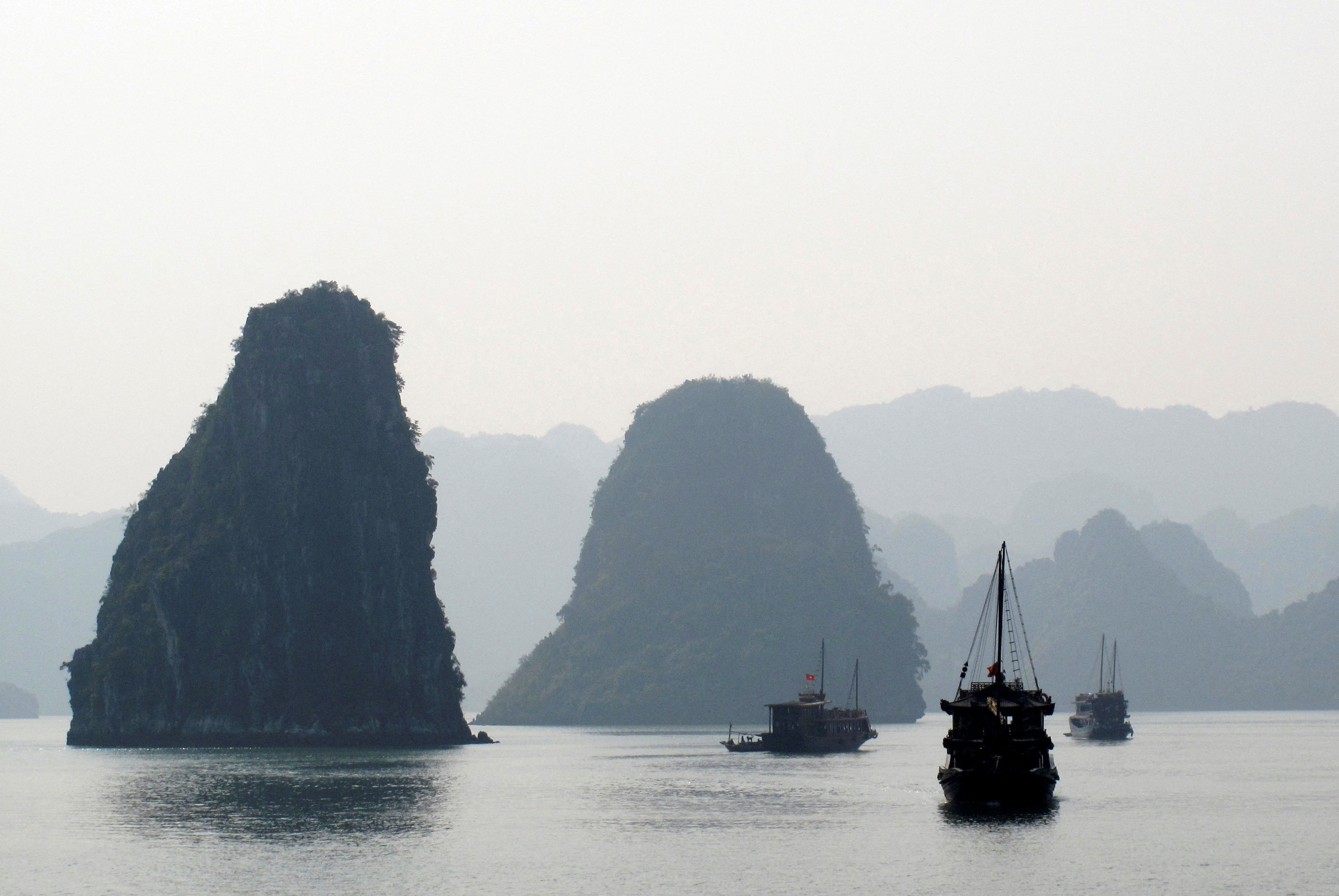2025-07-20T042525Z_1130919278_RC23QFA7TGHW_RTRMADP_3_VIETNAM-TOURISM-HALONGBAY