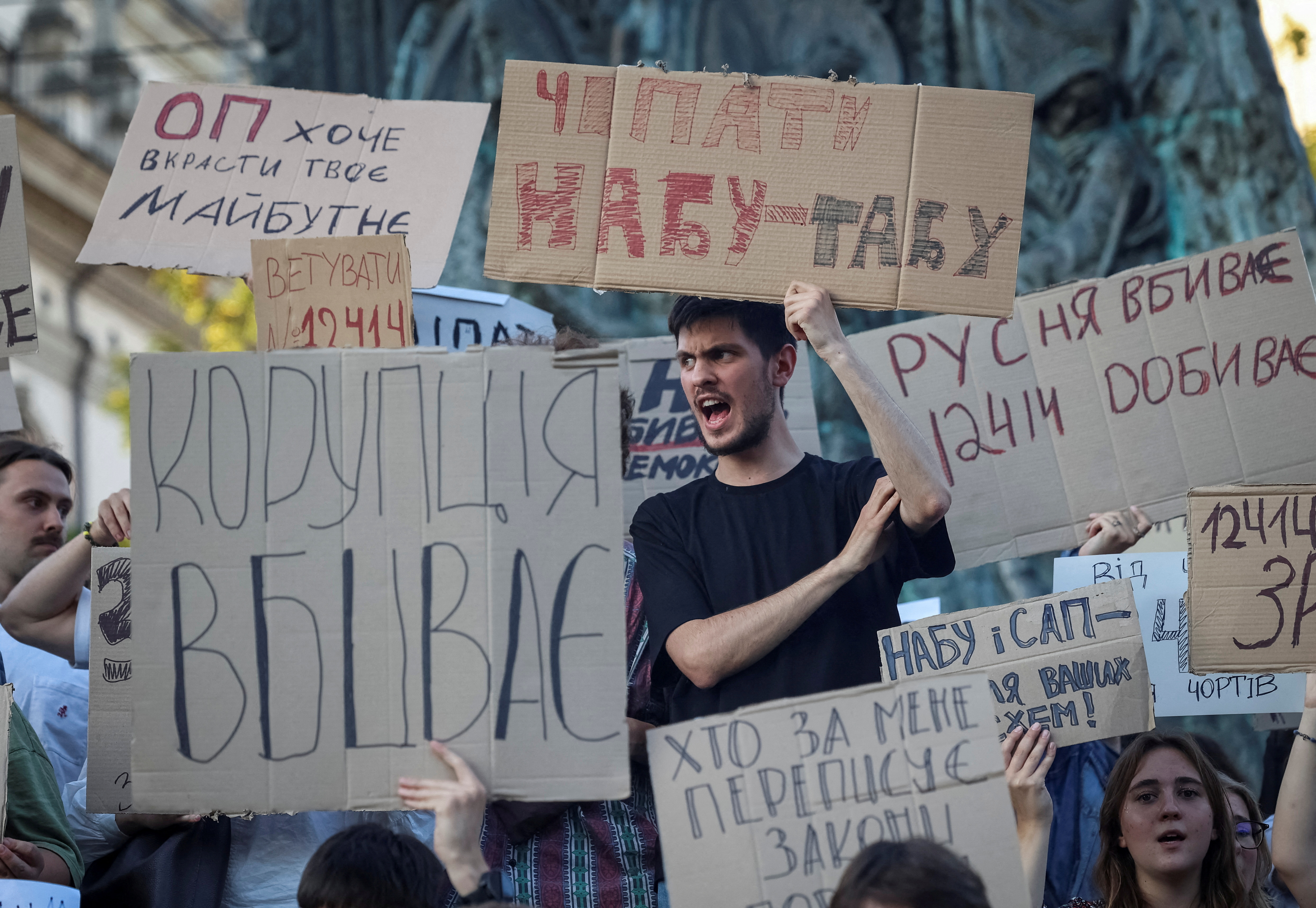 2025-07-23T063829Z_2138915451_RC2URFAKBINN_RTRMADP_3_UKRAINE-CRISIS-CORRUPTION