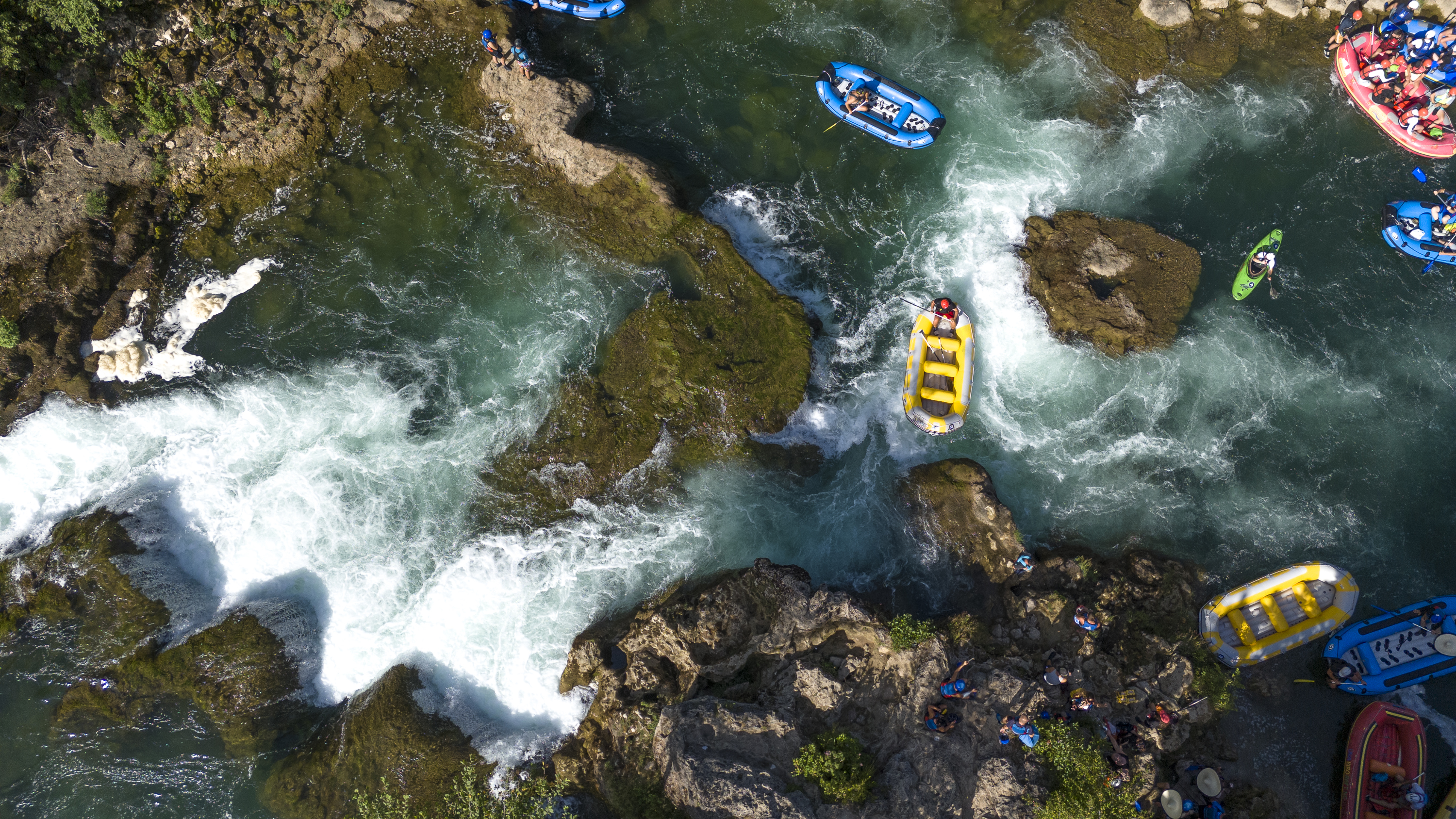 AA-20250725-38658951-38658931-DRUGA_ETAPA_UNA_REGATE_STOTINE_UCESNIKA_VESLAJU_OD_STRBACKOG_BUKA_PREMA_BIHACU