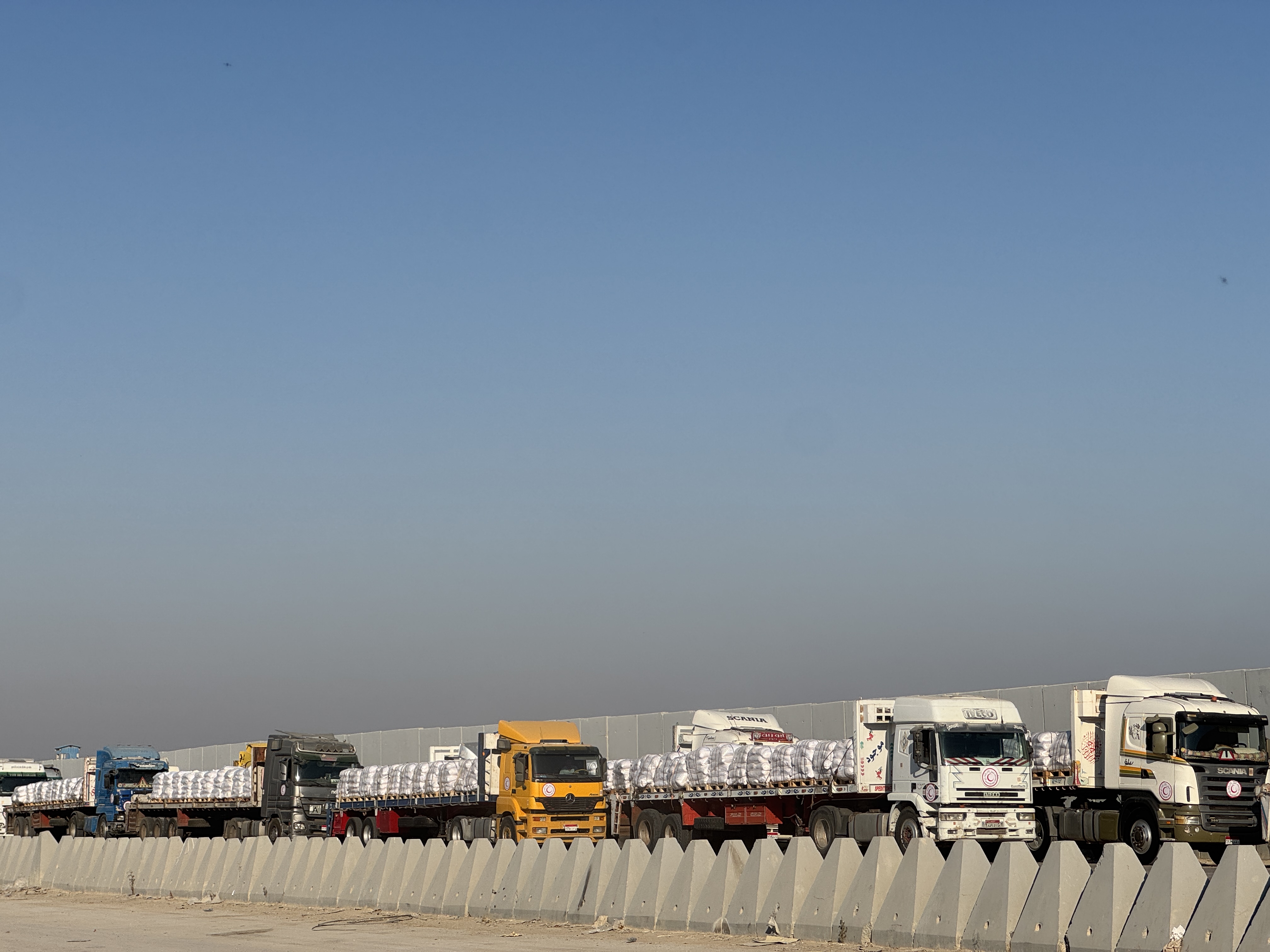 Nekoliko egipatskih kamiona s pomoći ušlo u Gazu preko graničnog prelaza Rafah