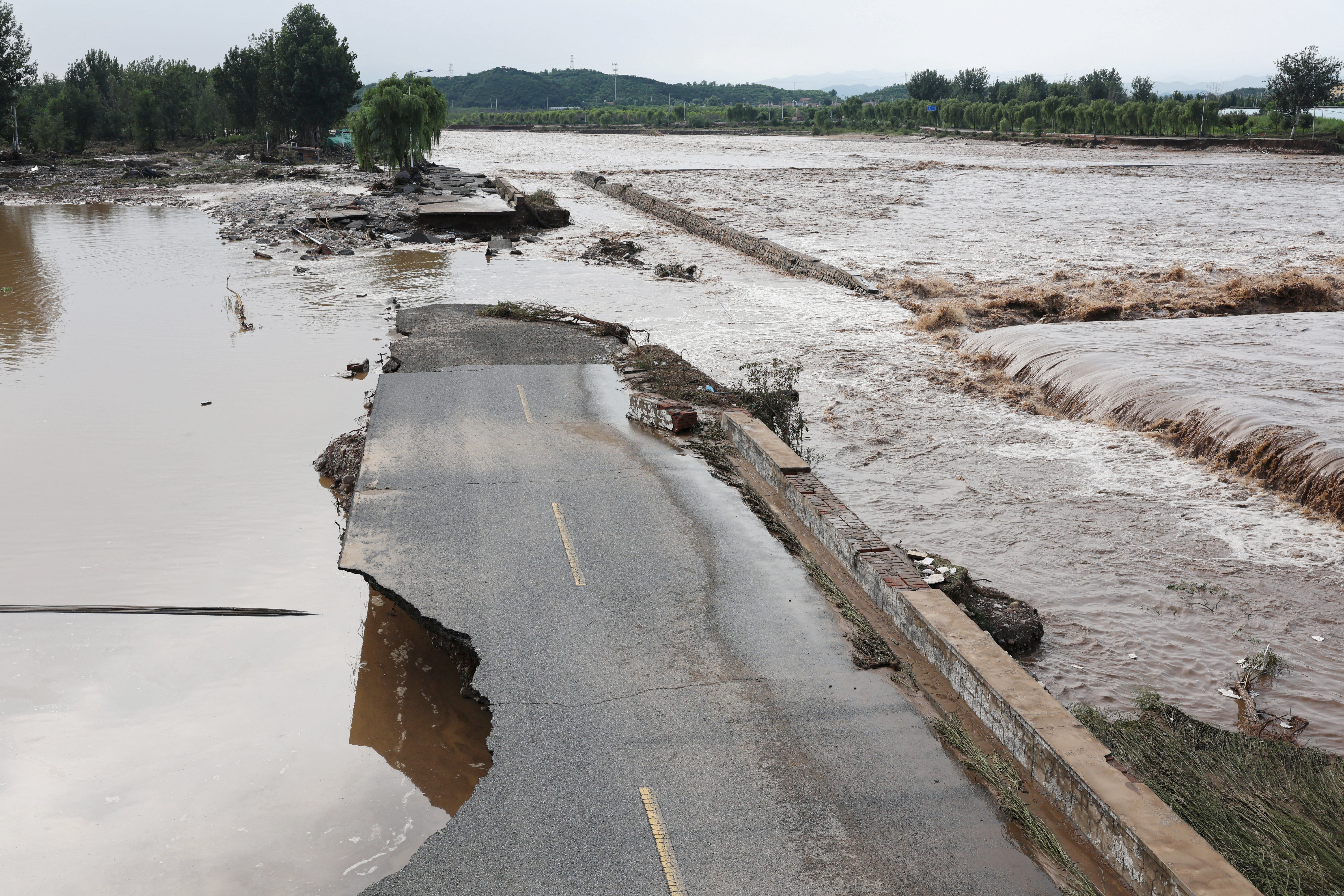 2025-07-28T110433Z_1299116029_RC2KVFAY7WCJ_RTRMADP_3_ASIA-WEATHER-CHINA